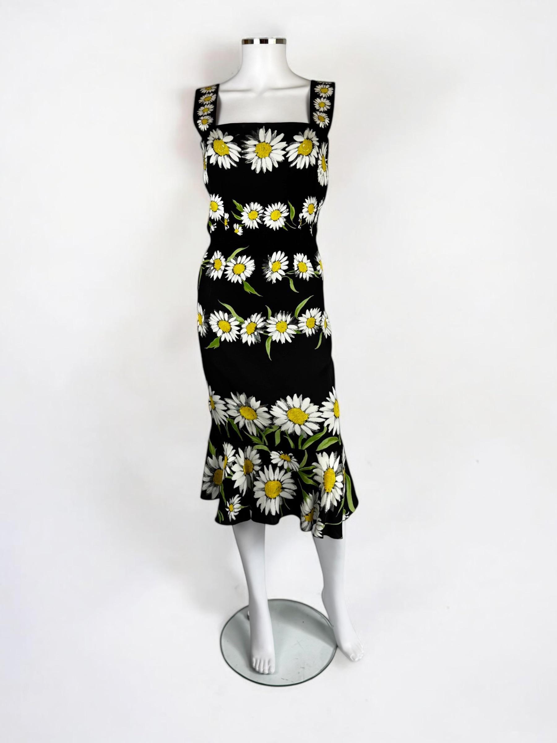 Dolce & Gabbana Schwarzes Kleid aus Seidensatin mit Gänseblümchenmuster, 2016
Mit quadratischem Ausschnitt, Reißverschluss hinten und Schößchensaum
Mittellang
94% Seide 6% Elastan
Größe: IT 44