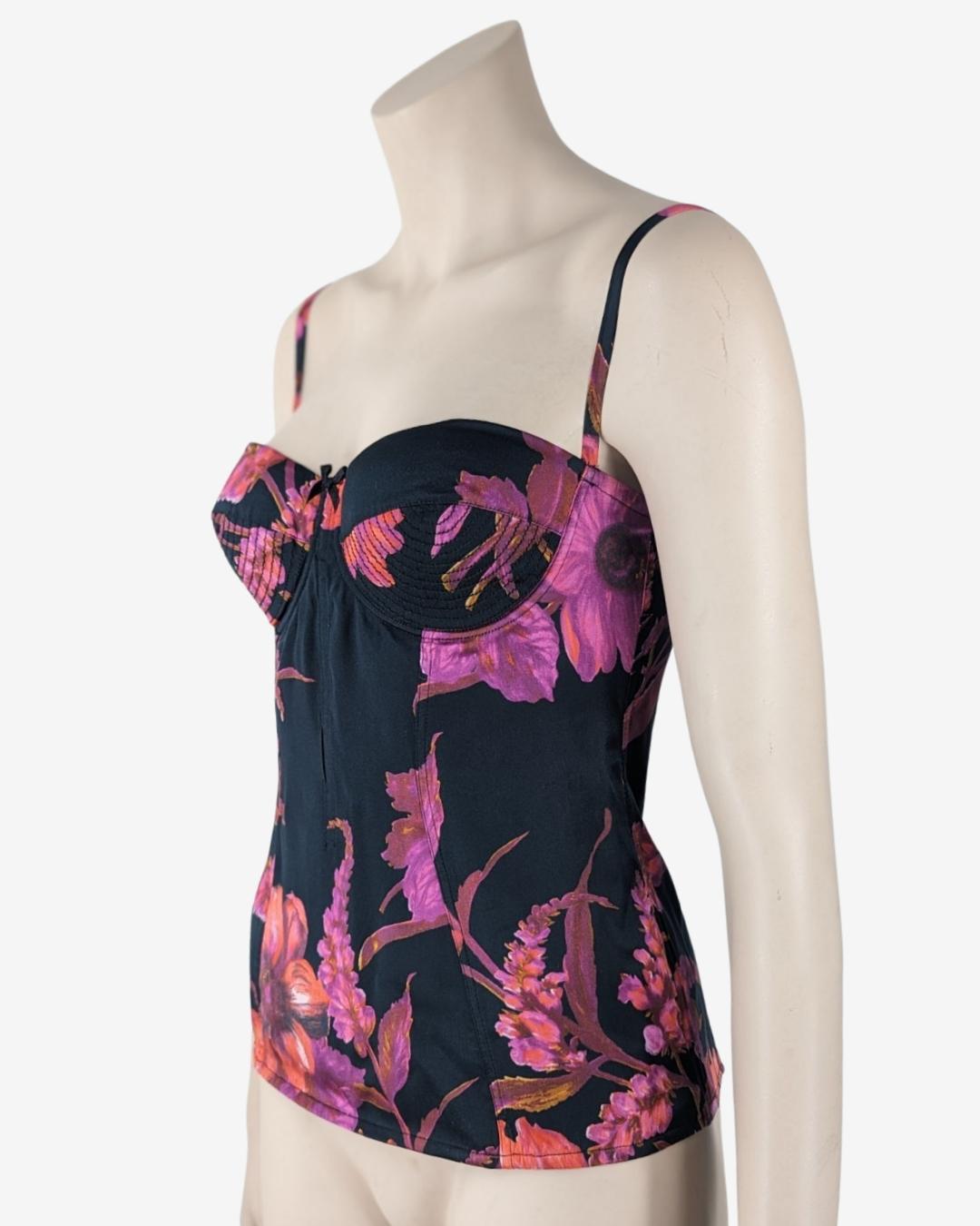 Dolce & Gabbana Silk Floral Bustier from the S/S1997 collection.

· Floral pattern
. The top is not boned
. Topstitching on the bra cups
. Zip on the back
 

Size Fits M

Tag label  IT44 FR42 M with minimum B cup

Measurements :
Breast 37cm
Waist