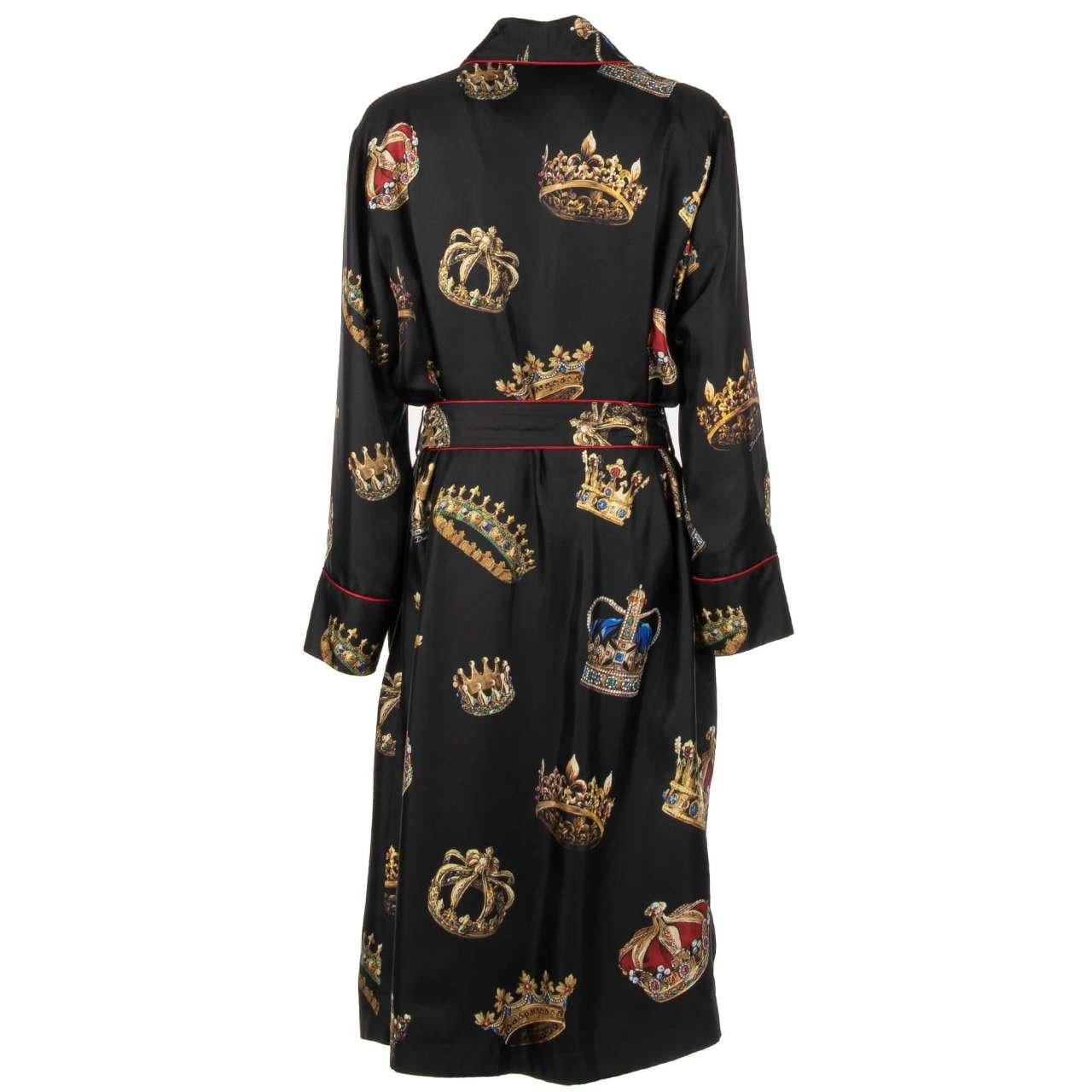 Dolce & Gabbana - Silk King Crown Printed Coat Robe Black 44 In Excellent Condition For Sale In Erkrath, DE