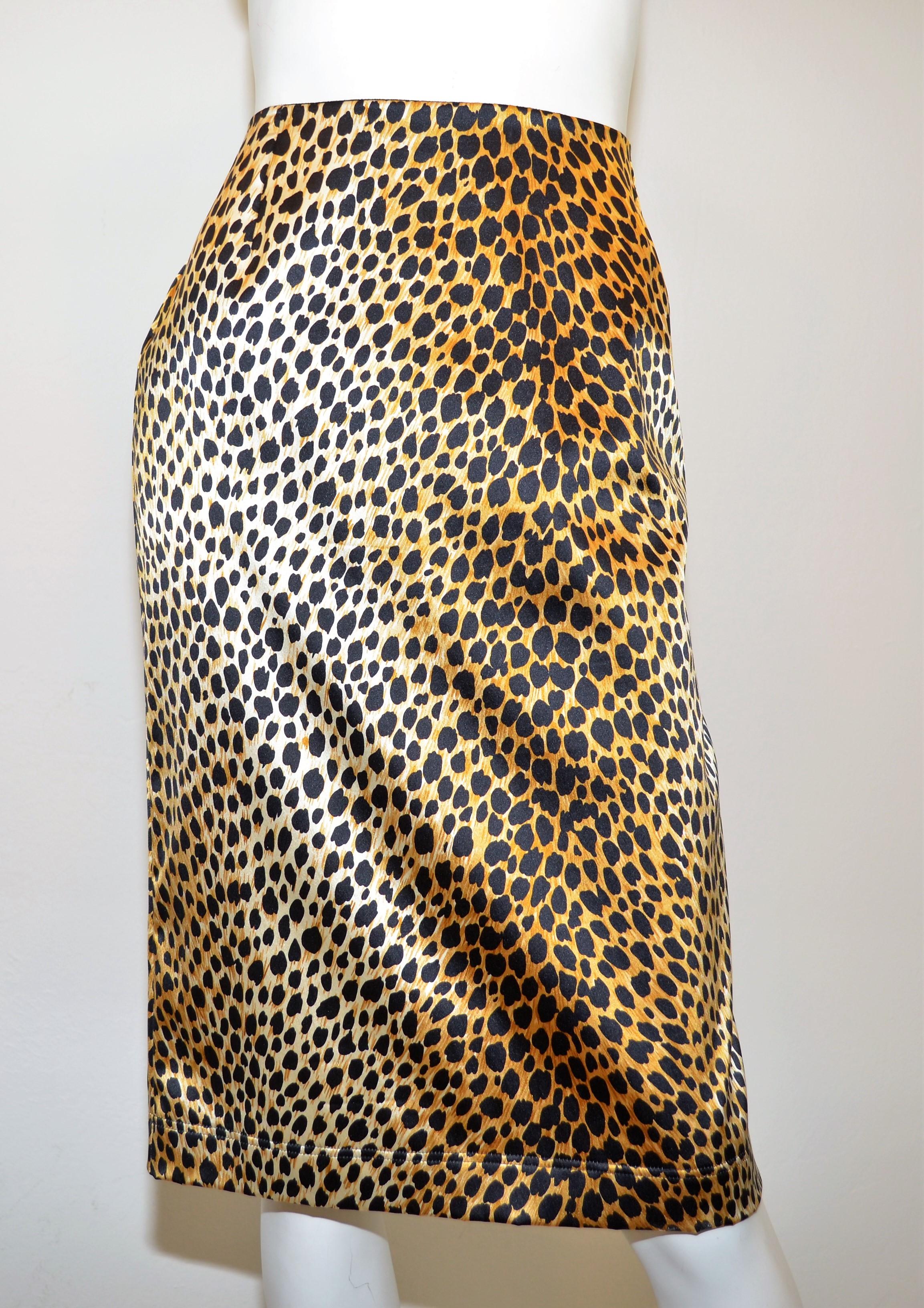 Dolce & Gabbana satin skirt features a leopard print throughout with a zipper fastening. Skirt is in excellent condition. Size 44, made in Italy, composed with a silk blend.

Waist 30''
Hips 40''
Length 26''