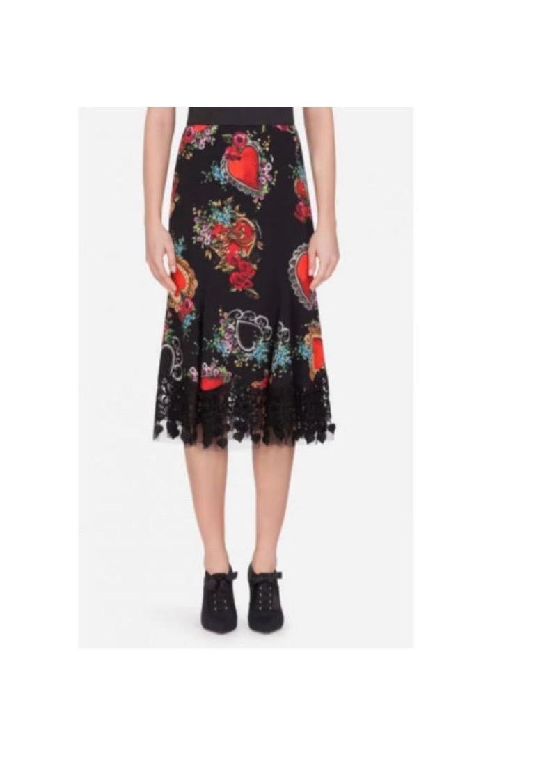 Dolce & Gabbana Silk midi skirt
With heart and Rose print in black In New Condition In WELWYN, GB