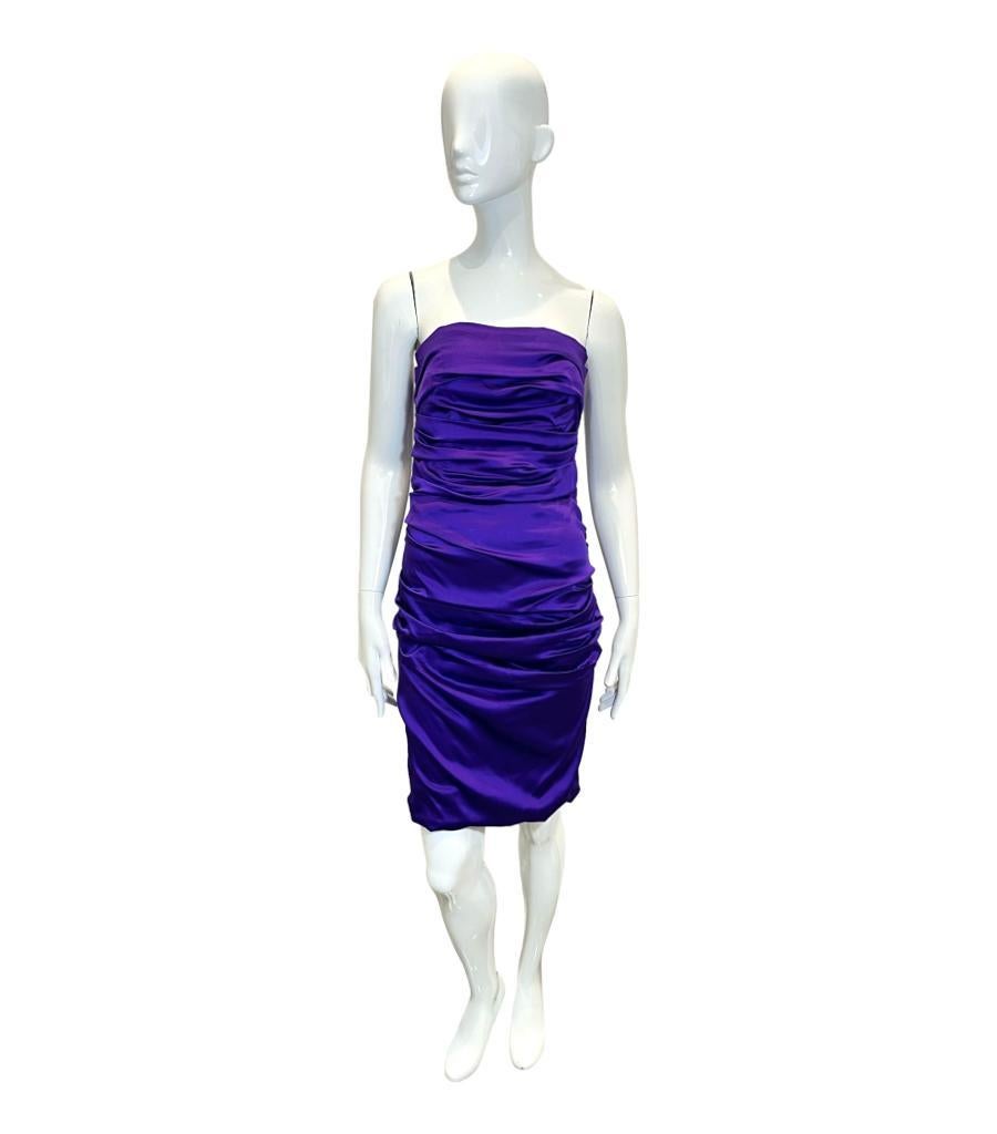 Dolce & Gabbana Silk Ruched Dress

Purple strapless dress designed in ruched bodycon fit.

Featuring mini length and Concealed zip fastening to rear.

Size – 42IT

Condition –  Good (Some pulls to the fabric)

Composition – 96% Silk, 4% Elastane