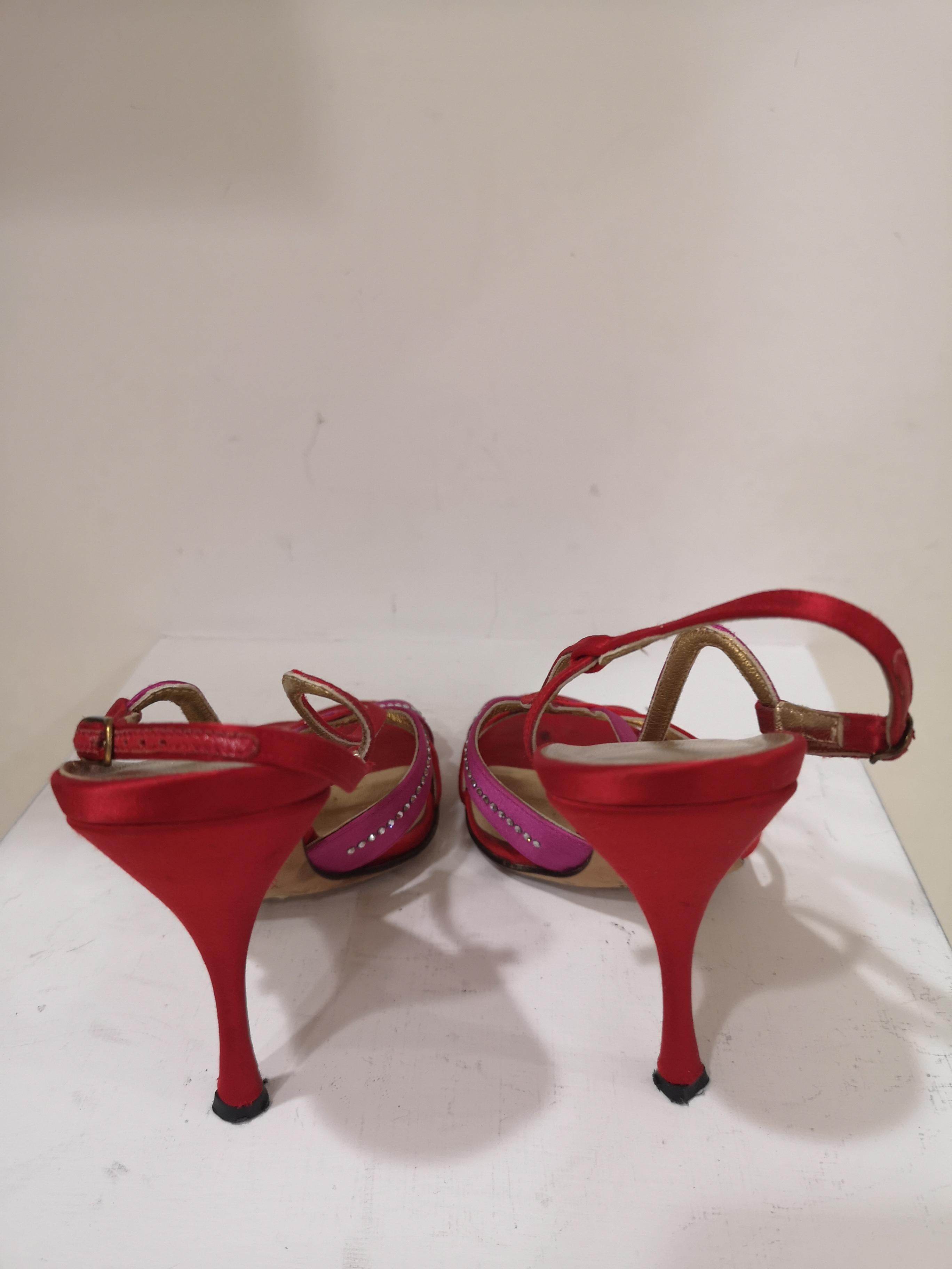 Dolce & Gabbana Sandalen aus Seidensatin
vollständig in Italien hergestellt in Größe 38 