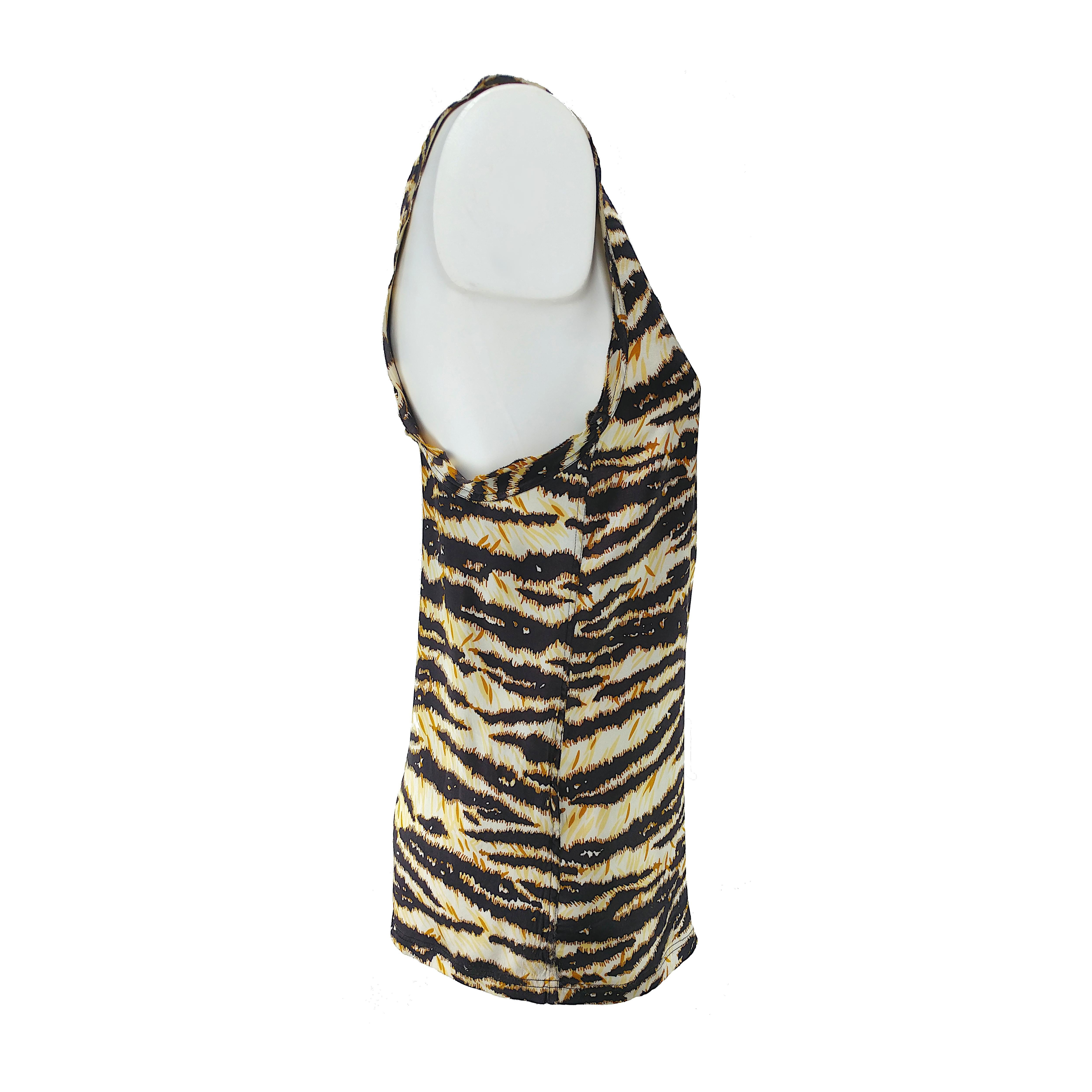Der kultige Tiger-Print von Dolce & Gabbana ist das Hauptthema dieses Tanktops aus weichem Seidenstoff und mit gerafftem Ausschnitt. Dieses sommerliche Top ist super bequem und frisch und befindet sich in einem ausgezeichneten Zustand ohne