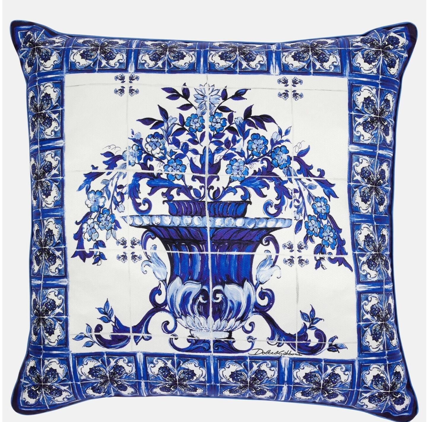 Du blanc pur au bleu intense, ce coussin en twill de soie reflète le Blu Mediterraneo de Dolce&Gabbana, un voyage sensoriel pour l'esprit, où les parfums, les sons et les sensations donnent vie à une esthétique délicate et familière.


Garni d'un