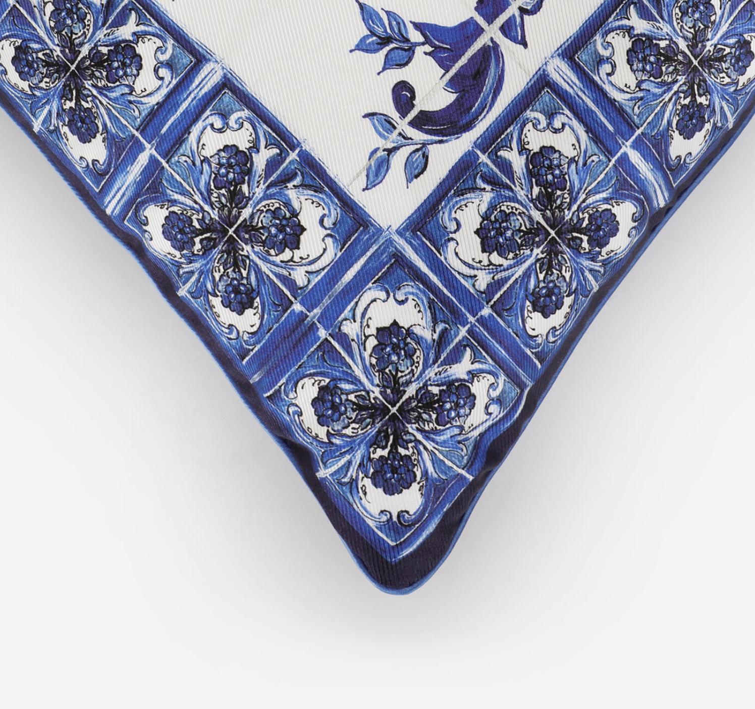 Néo-classique Coussin décoratif en sergé de soie Dolce & Gabbana, grand modèle, Italie en vente