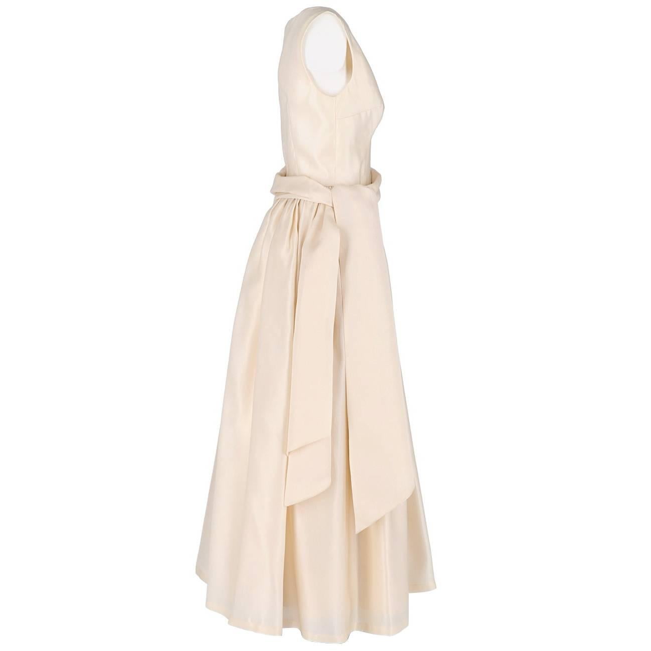 Beautiful Dolce & Gabbana wedding dress in ivory white silk with a draped waistband. It features no sleeves, V neckline, a skirt with wide folds and zip closure on the back. The item is vintage, it was produced in the 2000s and is in very good