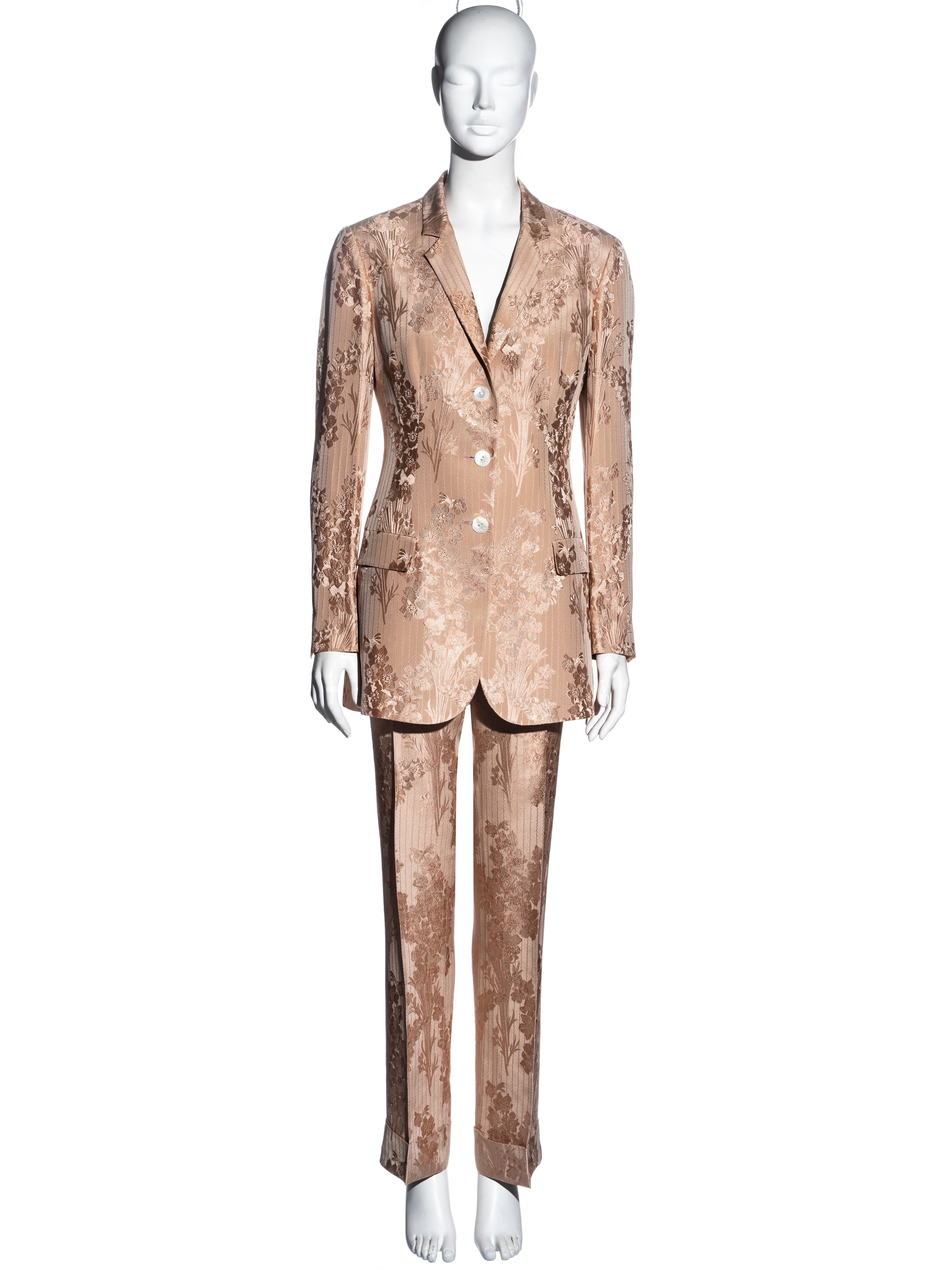 ▪ Dolce & Gabbana pant suit 
▪ Peachy pink silk and viscose blend floral brocade 
▪ Single-breasted blazer jacket 
▪ High-rise slim-fit trousers with turn-ups 
▪ Mother-of-pearl buttons 
▪ Silk lining
▪ Jacket: IT 42 - FR 38 - UK 10 - US 6
▪ Pants: