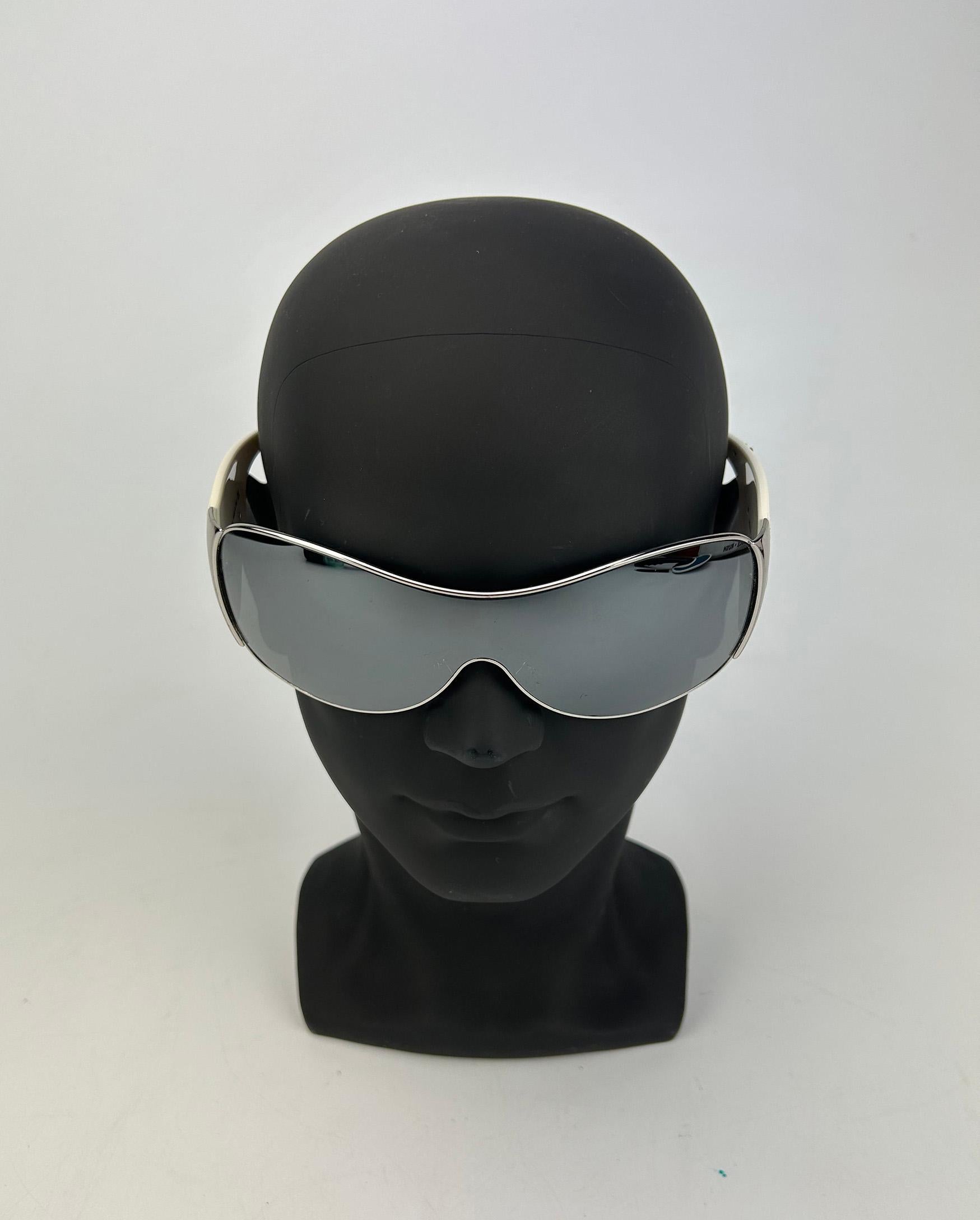 Lunettes de soleil Dolce & Gabbana Silver Cream Mirror Lens Oversize Ski Sunglasses en très bon état. Larges lentilles surdimensionnées à miroir argenté dans un style unique de casque de ski, garnies de branches blanc crème sur lesquelles on peut