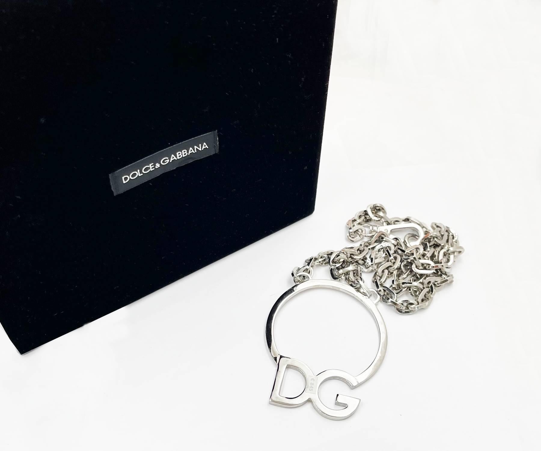 Dolce &Gabbana Silver Large Pendant Chain Long Necklace

*Marked Dolce &Gabbana
*Comes with the original velvet hard case box and price sticket
*Brand New. Floor Display
*Original price was 845 euro

-The chain is approximately 30″.
-The pendant is