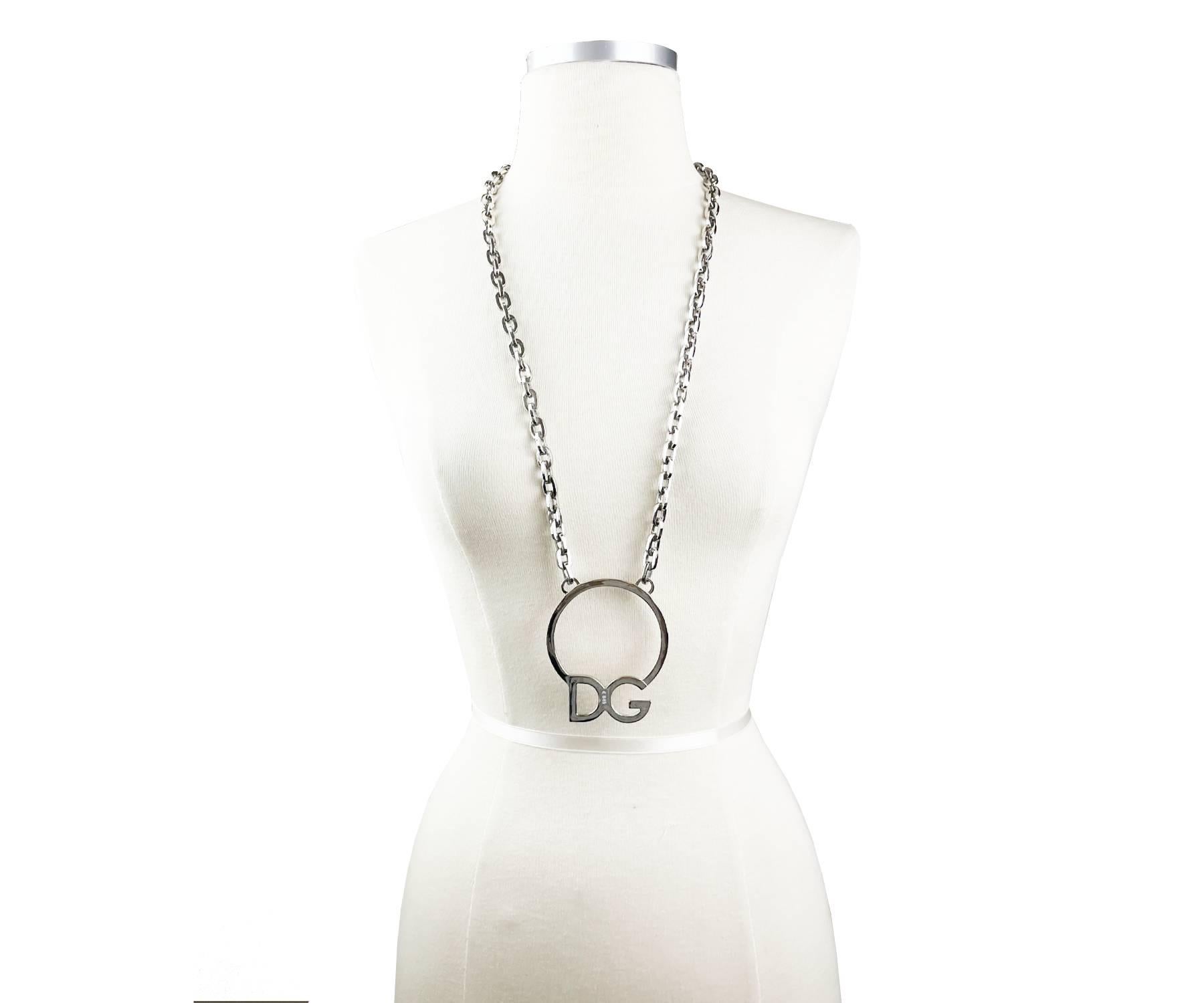 Artisan Dolce &Gabbana, collier long à grande chaîne et pendentif en argent en vente