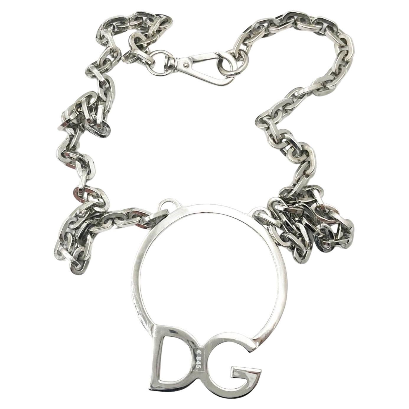 Dolce &Gabbana, collier long à grande chaîne et pendentif en argent en vente