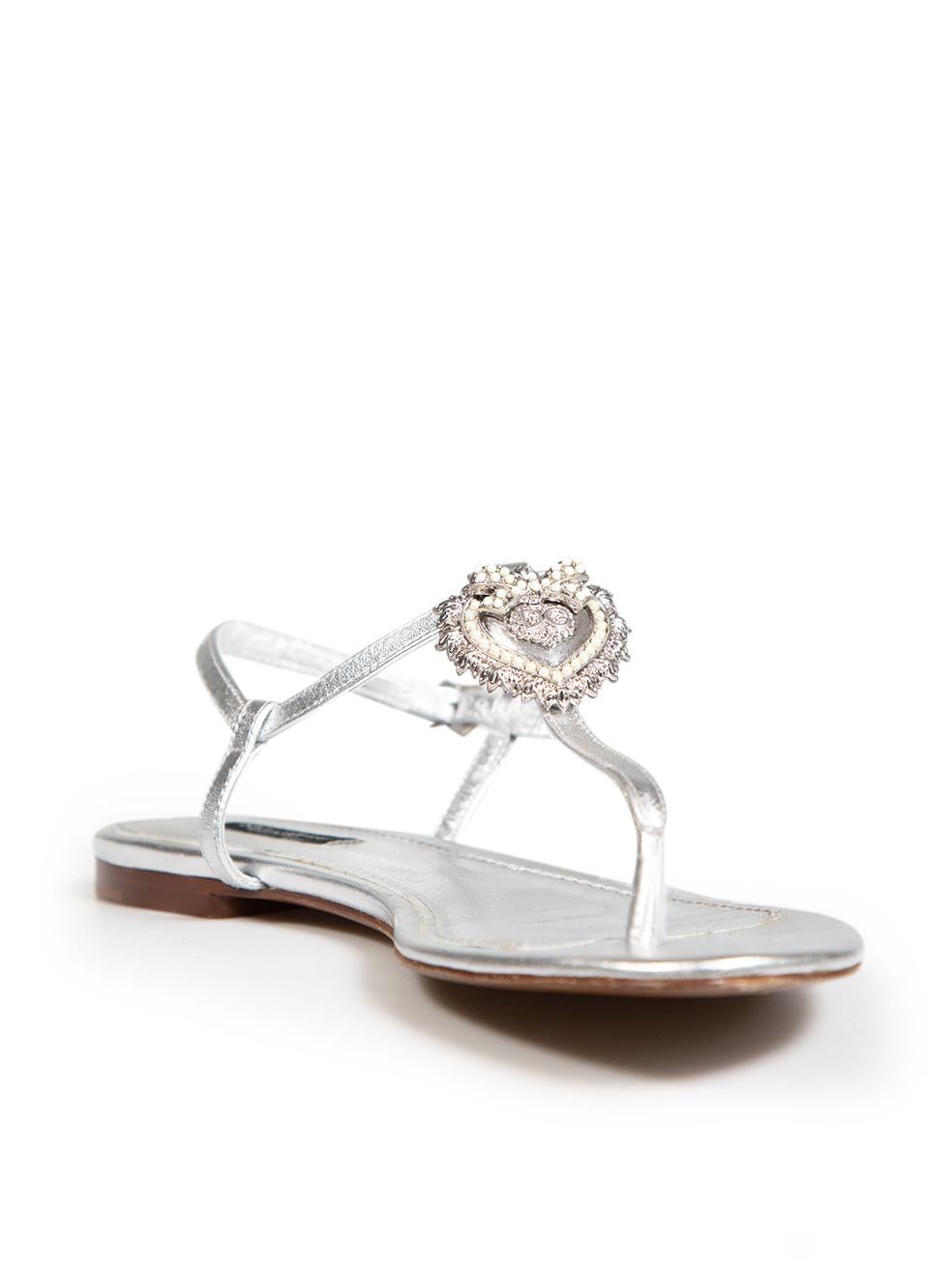 CONDITION is Very good. Minimal wear to the sandals is evident. Minimal wear to the insoles is seen with abrasion marks and creasing of the leather on this used Dolce & Gabbana designer resale item.
 
 
 
 Details
 
 
 Silver
 
 Leather
 
 Sandals
