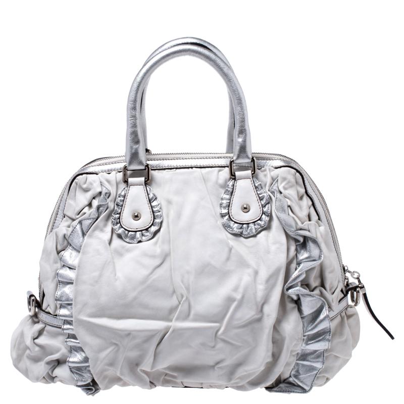 Ce sac Miss Rouche de Dolce and Gabbana, très fonctionnel et élégant, est à emporter avec vous lorsque vous avez besoin de transporter tout votre monde. Confectionné en cuir argenté et orné de volants, ce sac est doté de ferrures de couleur