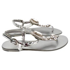 Dolce & Gabbana Sandali con cinturino a T in pelle argentata e decorazioni in cristallo