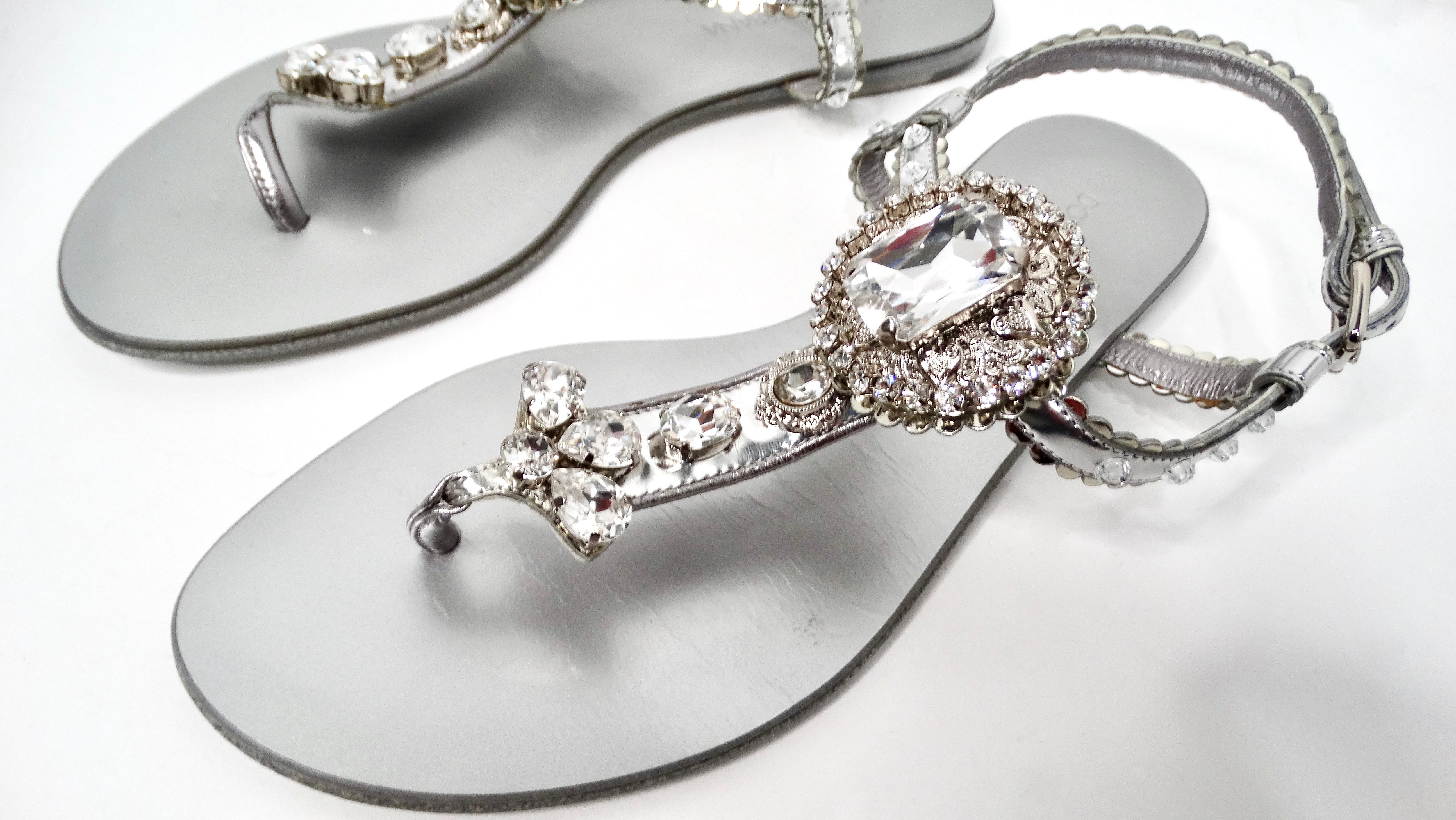 Argent Dolce & Gabbana - Sandales à bride en T en cuir argenté avec ornements en cristal en vente