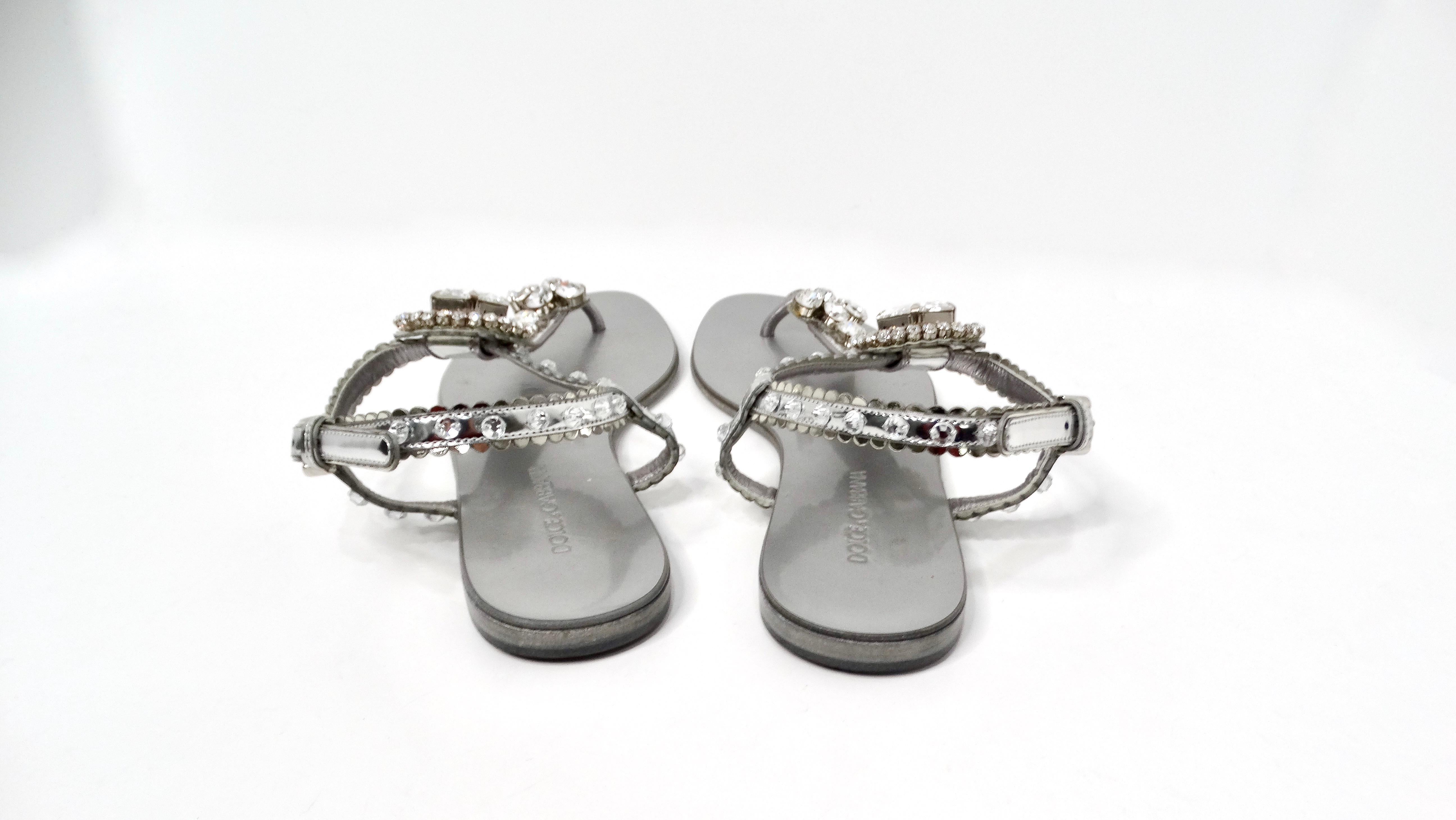 Dolce & Gabbana - Sandales à bride en T en cuir argenté avec ornements en cristal Pour femmes en vente
