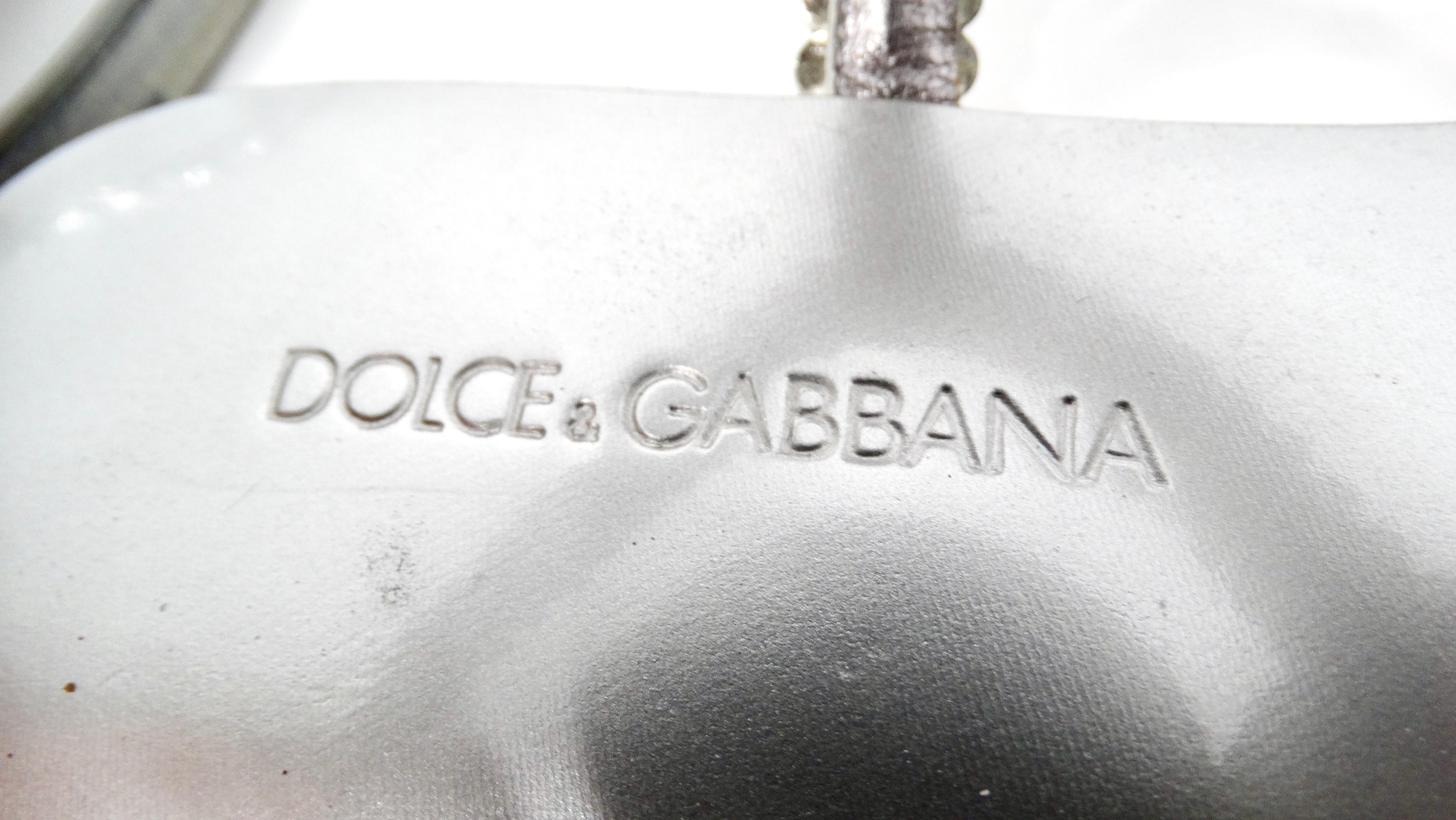 Dolce & Gabbana - Sandales à bride en T en cuir argenté avec ornements en cristal en vente 3