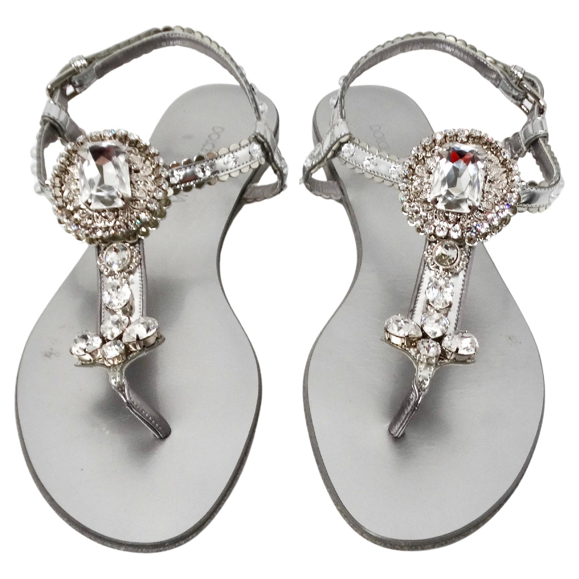 Dolce & Gabbana Silberne Ledersandalen mit T-Riemen und Kristallverzierungen aus Leder