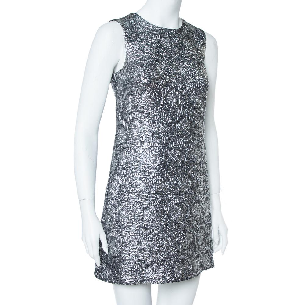 Wählen Sie dieses fabelhafte Kleid von Dolce & Gabbana für ein bevorstehendes Ereignis und lassen Sie die Köpfe in Ihre Richtung drehen. Ein hübsches Stück wie dieses silberne Metallic-Kleid erfordert nur wenig Aufwand:: um wie eine Million Dollar