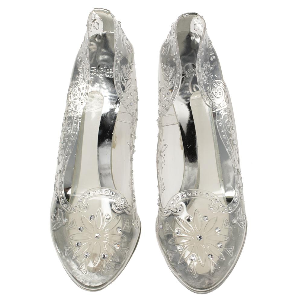 Dolce & Gabbana Silber PVC Kristall verschönert Cinderella Pumps Größe 39.5 im Zustand „Gut“ in Dubai, Al Qouz 2