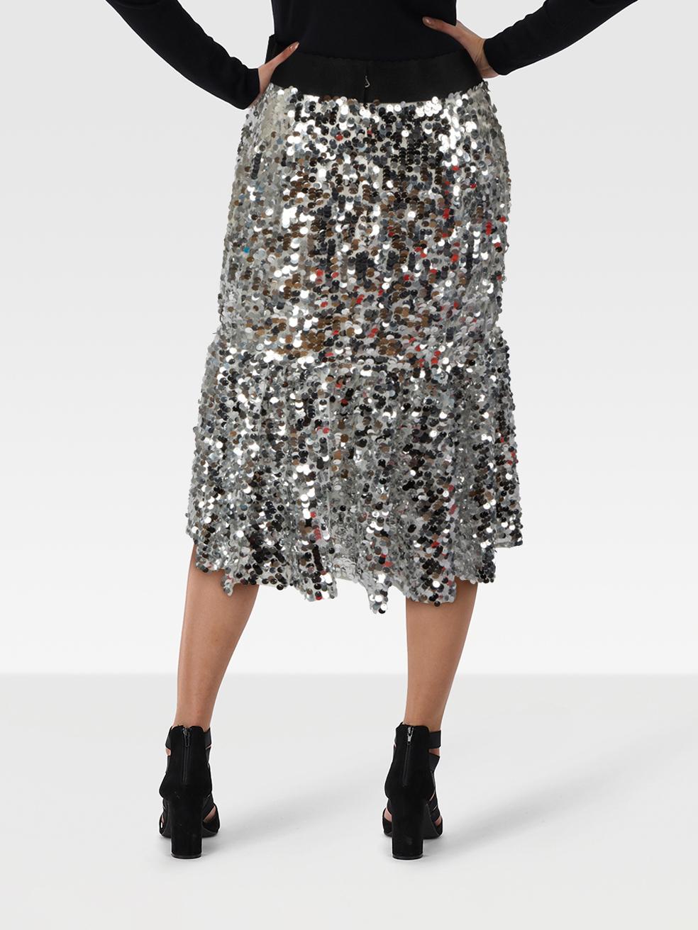 CONDIZIONE: molto buona. L'usura della gonna è minima. Le paillettes sul davanti e sul retro sono leggermente consumate e hanno perso colore su questo articolo usato di Dolce & Gabbana.
 

 

 

 Dettagli
 

 

 A. Silver
 

 Poliestere
 

 Skikrt
