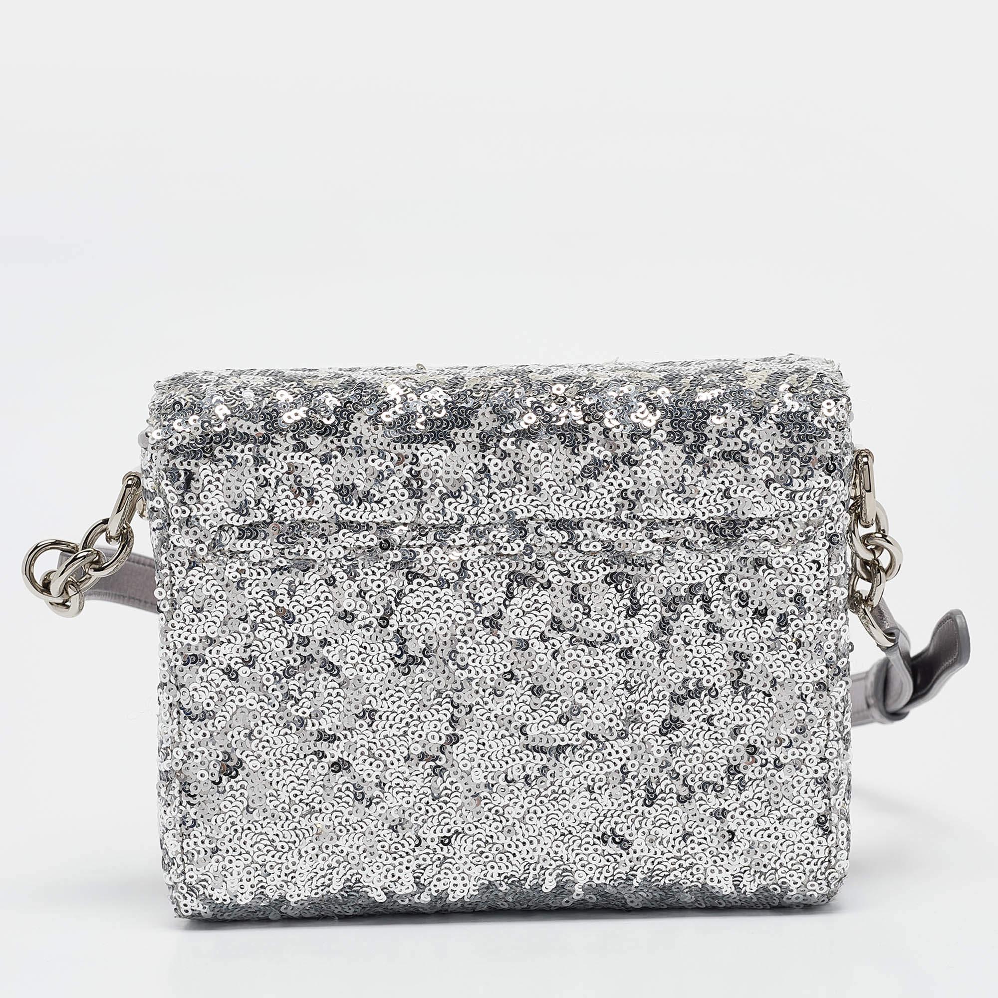 Dolce & Gabbana Borsa a tracolla DG Millennials in pelle e paillettes argento In condizioni discrete in vendita a Dubai, Al Qouz 2