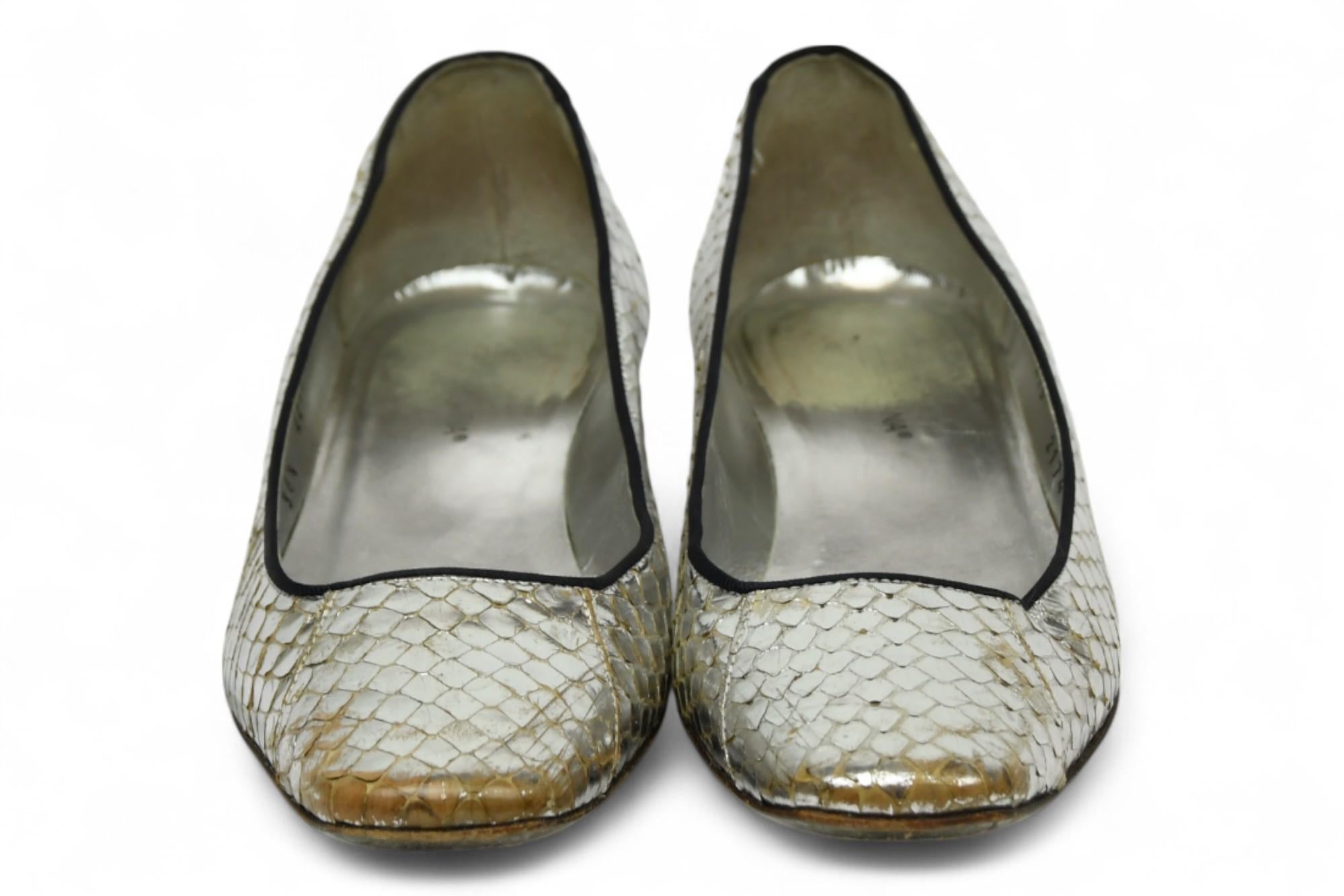 Dolce & Gabbana Silver - Tacchi bassi in pelle di serpente  Taglia 6,5 US In condizioni discrete in vendita a West Hartford, CT