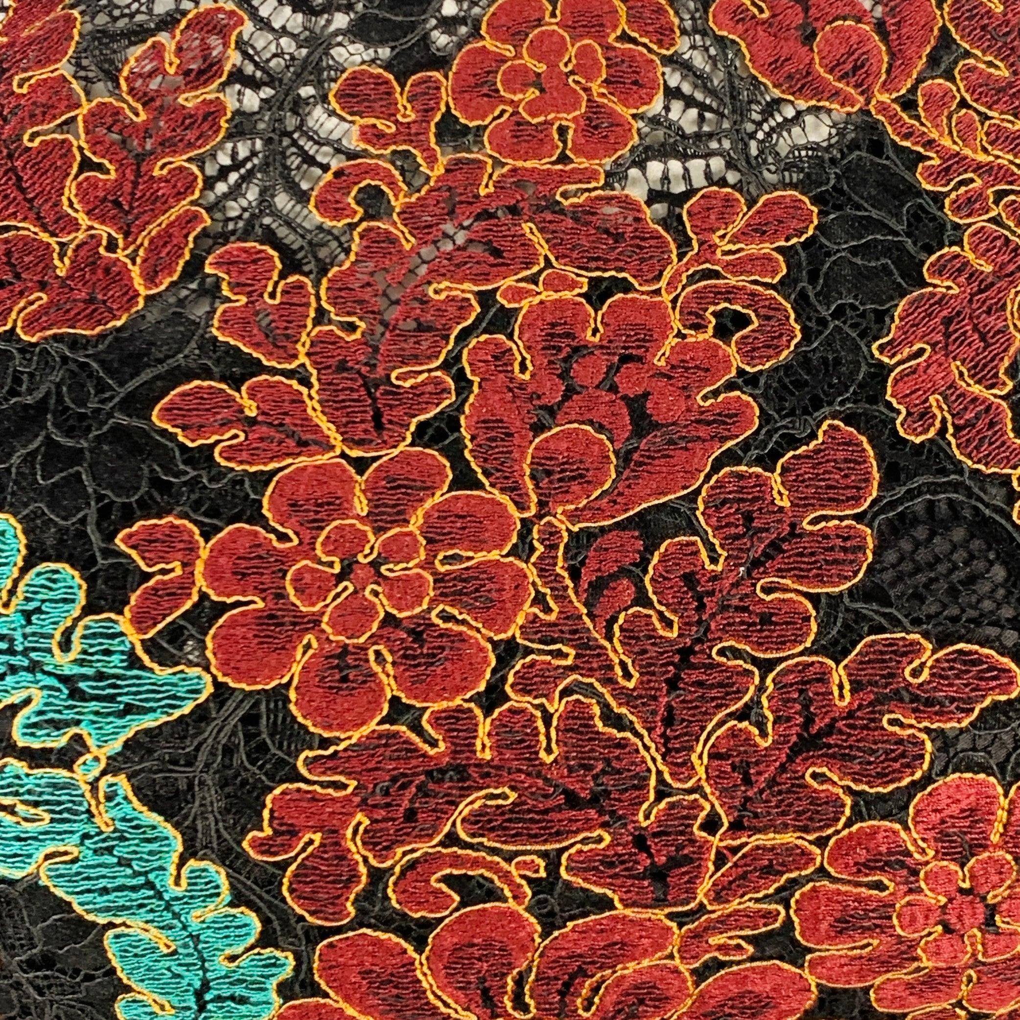 Robe DOLCE & GABBANA
dans un jacquard de dentelle noir, vert et marron, avec un motif floral, des manches 3/4 et une fermeture à glissière au dos. Livré avec une pochette. Excellent état d'origine. Tags enlevés. 

Marqué :  
IT 46 

Mesures : 
