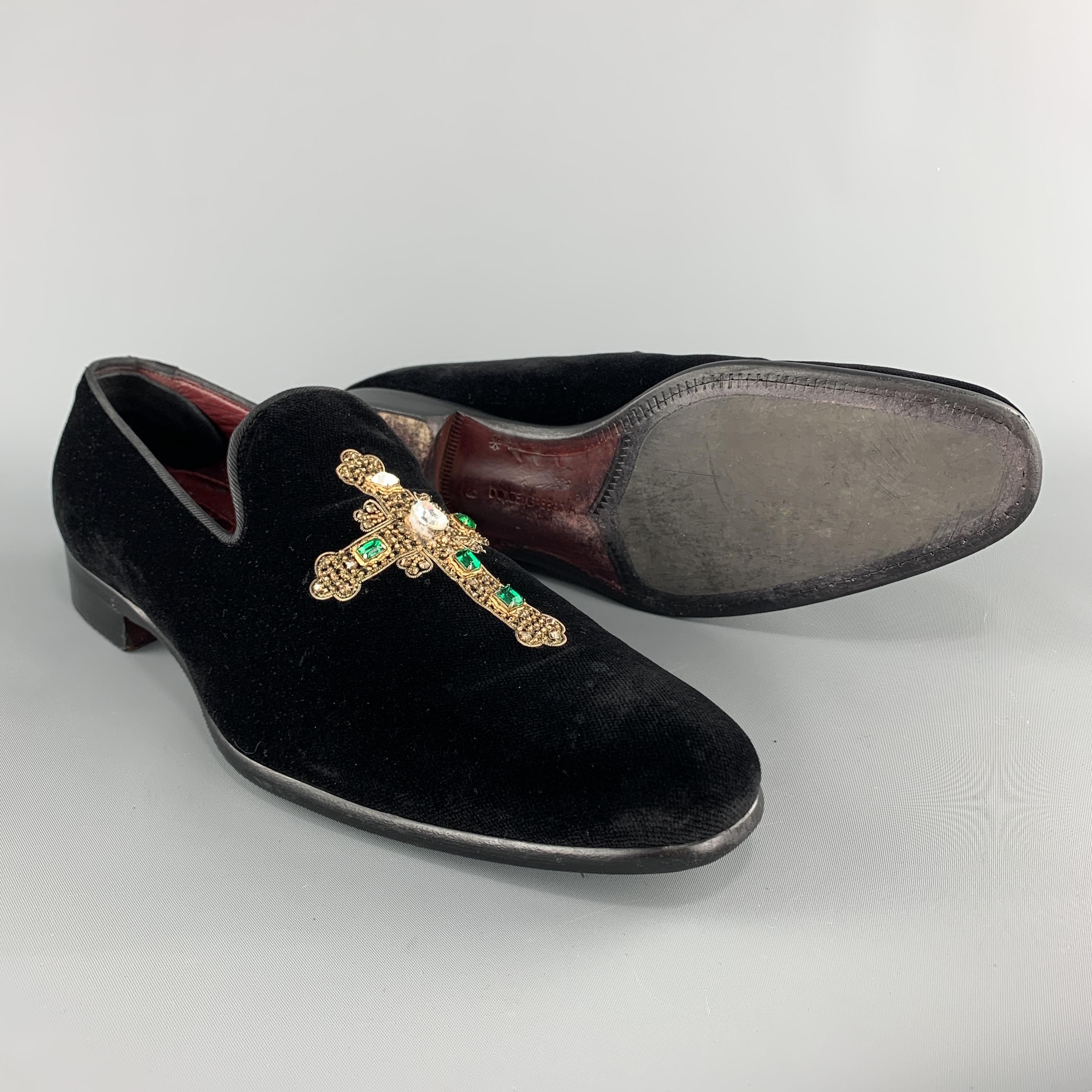 DOLCE & GABBANA tuxedo slipper loafers come in black velvet with gold beaded cross applique's detailed with clear and green rhinestones. Made in Italy.

Very Good Pre-Owned Condition.
Marked: UK 9

Outsole: 12.25 x 4 in.
 