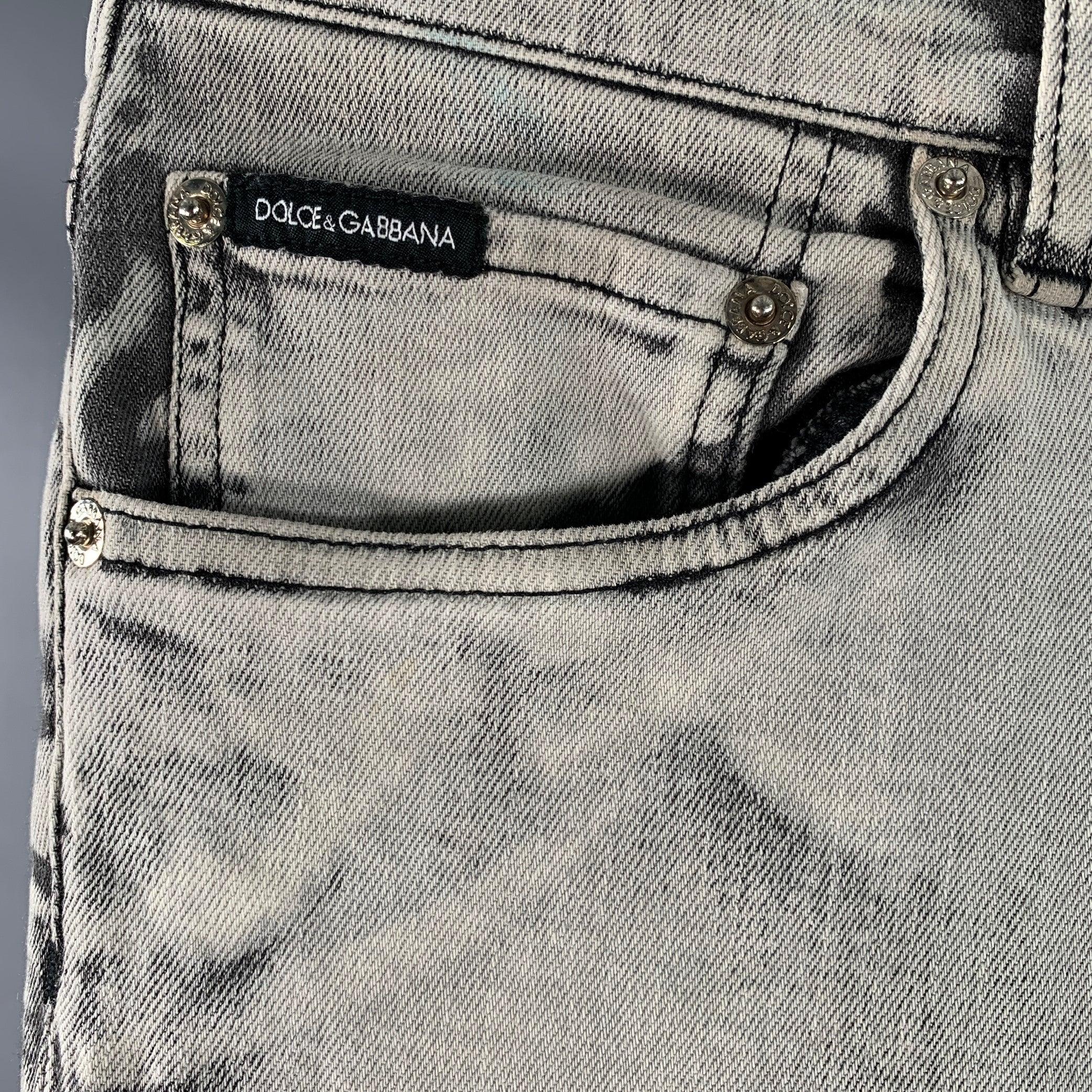 Jeans DOLCE & GABBANA
en sergé de coton extensible gris, avec cinq poches, une coupe skinny et une fermeture à glissière. Bon état d'origine. Plusieurs marques difficiles à voir, en l'état. 

Marqué :   IT 46 

Mesures : 
  Taille : 30 pouces Taille