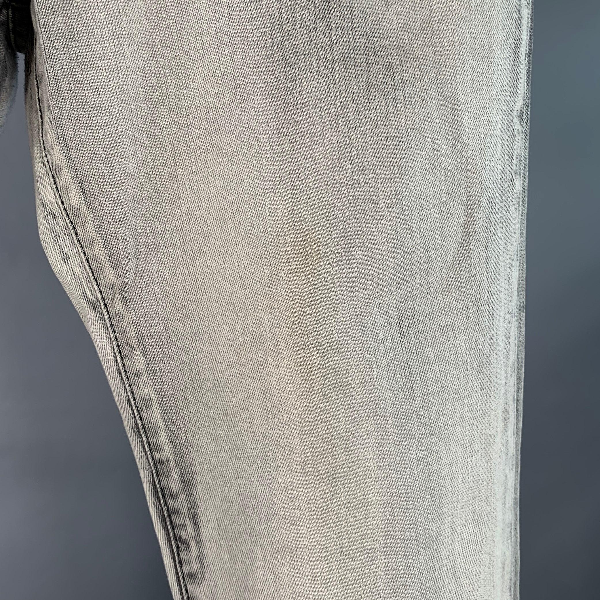 Dolce & Gabbana Taille 30 Jean skinny en sergé de coton mélangé gris à braguette zippée en vente 1