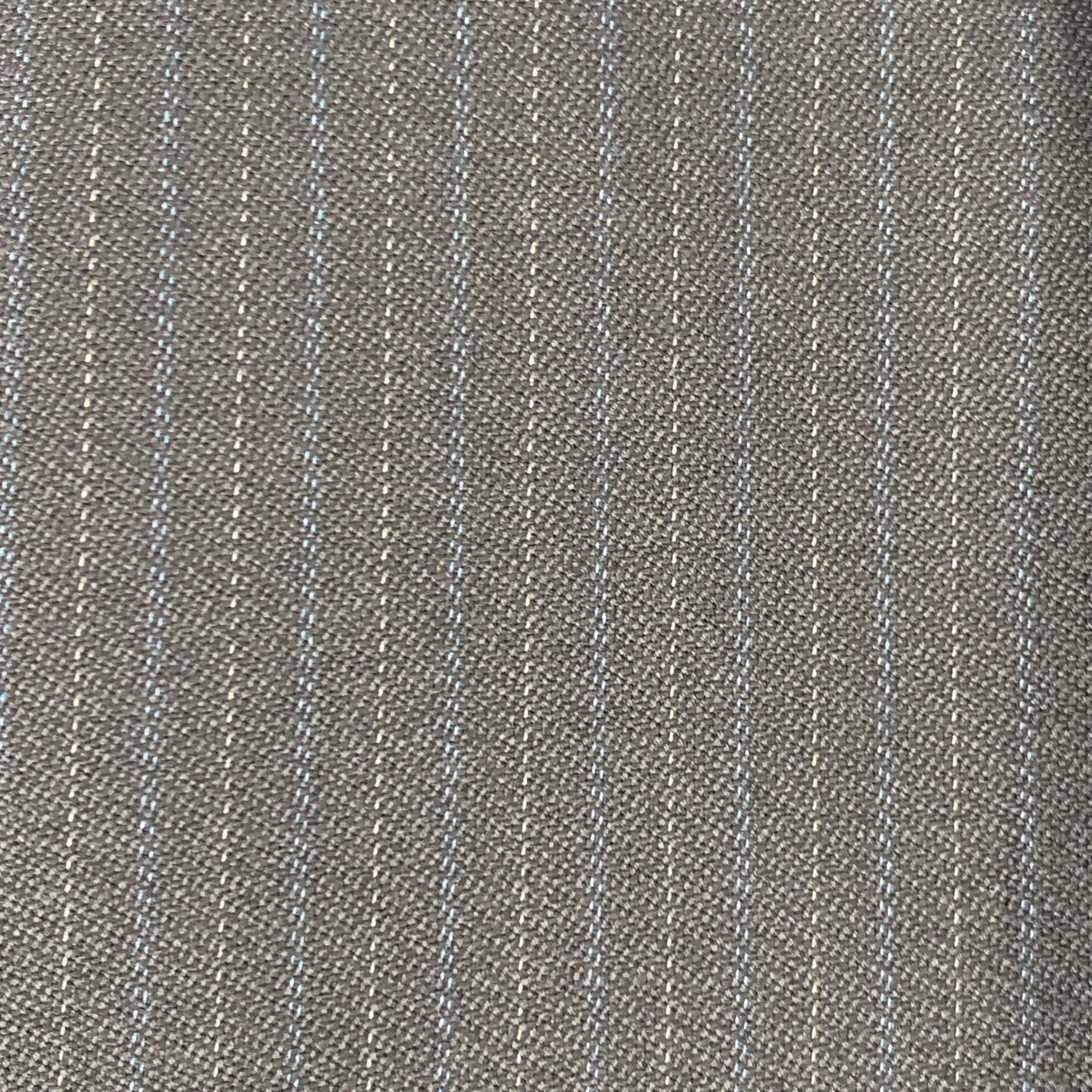 Pantalon habillé DOLCE & GABBANA
en laine mélangée extensible noire, avec un motif à rayures gris et bleu marine, un design plissé avec des détails de poignets, et une fermeture à glissière à la braguette. Fabriqué en Italie. Excellent état. 