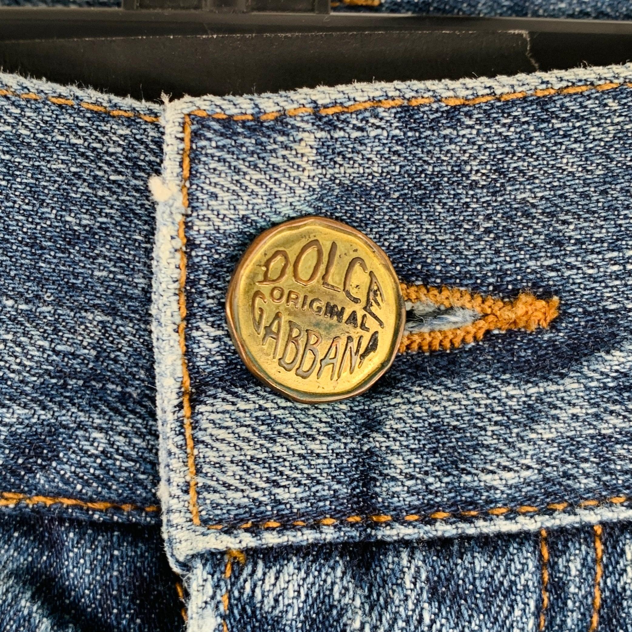 Jeans DOLCE & GABBANA en coton tissé bleu avec style vieilli, cinq poches et fermeture à glissière. Fabriqué en Italie. Très bon état. Marque modérée sur la manchette, en l'état. 

Marqué :   IT 46 

Mesures : 
  Taille : 32 pouces Taille : 7 pouces
