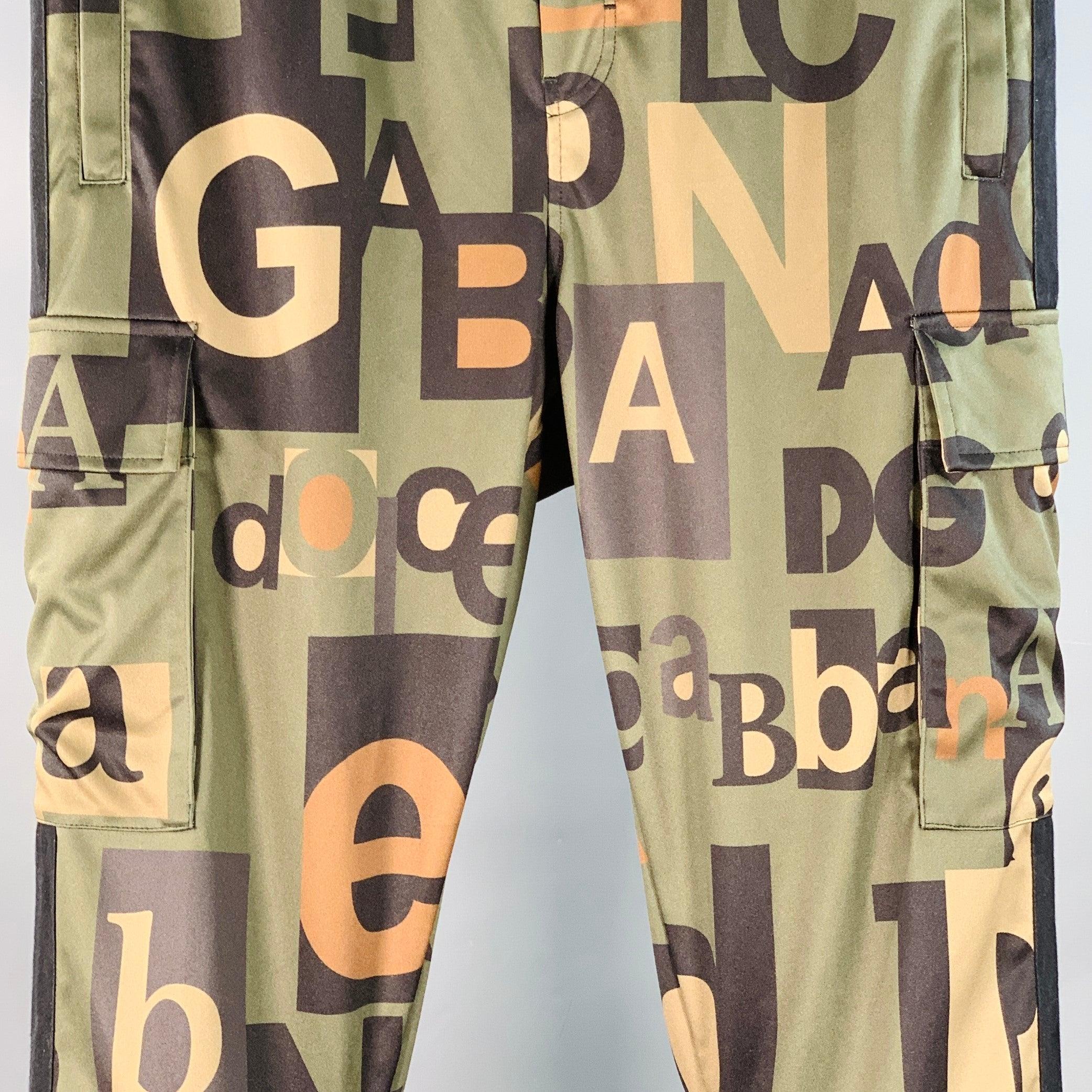 DOLCE & GABBANA Freizeithose
aus schwarzem, olivgrünem und braunem Polyester, im Cargostil mit mehreren praktischen Taschen, abstraktem Logodesign und Kordelzug am Bund. Made in Italy. sehr guter gebrauchter Zustand. Mehrere kleine Flecken, mäßige