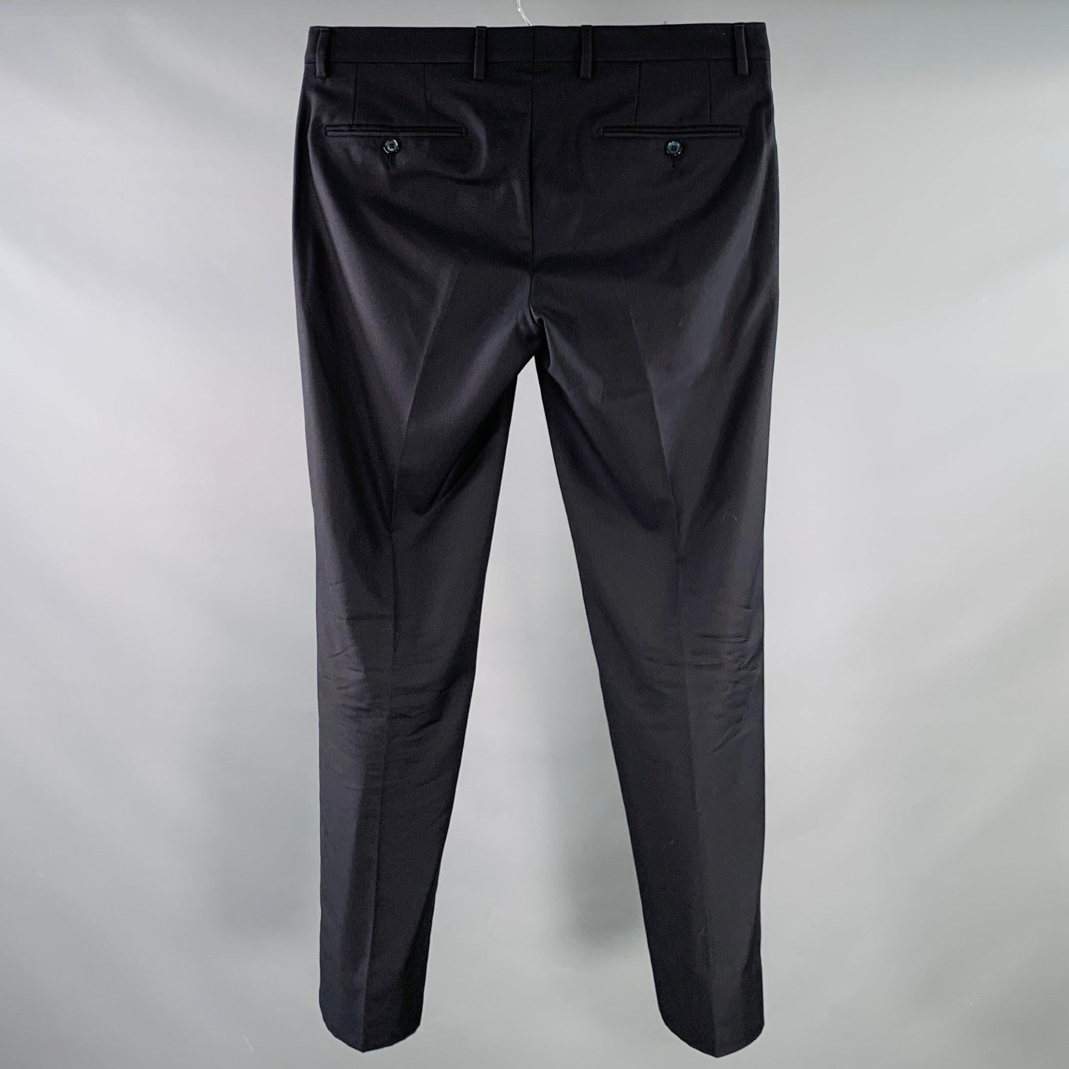 Pantalon habillé DOLCE & GABBANA
en tissu de laine et de soie marine, avec un devant plat, une jambe fuselée et une fermeture à glissière. Fabriqué en Italie. Excellent état.  

Marqué :   IT 50 

Mesures : 
  Taille : 34 pouces Taille : 7.5 pouces