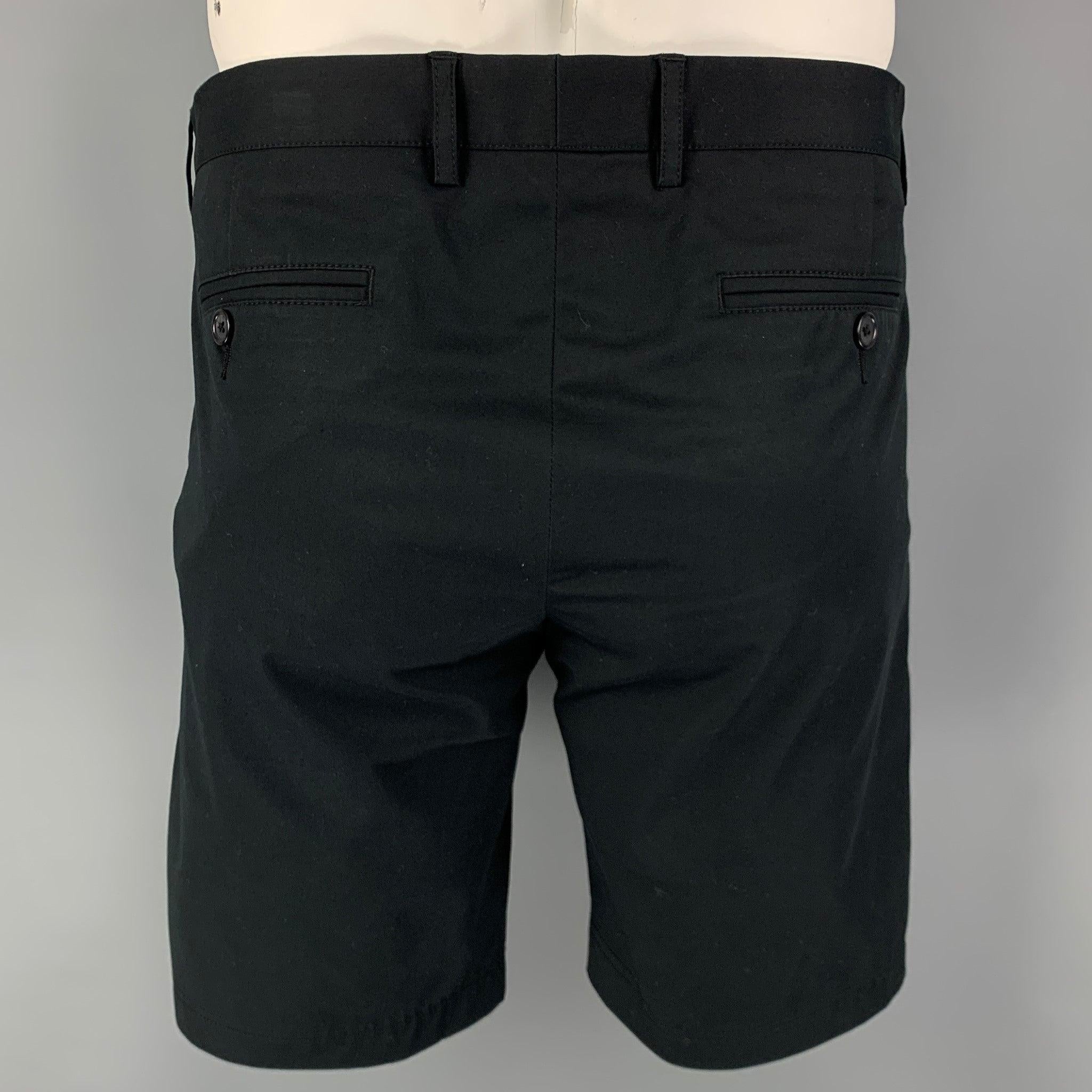 Die Shorts von DOLCE & GABBANA sind aus schwarzer Baumwolle, haben einen Chino-Stil und einen Reißverschluss. Hergestellt in Italien. Ausgezeichneter Pre-Owned Zustand. 

Markiert:   52 

Abmessungen: 
  Taille: 36 Zoll Anstieg: 9 Zoll Innennaht: 10