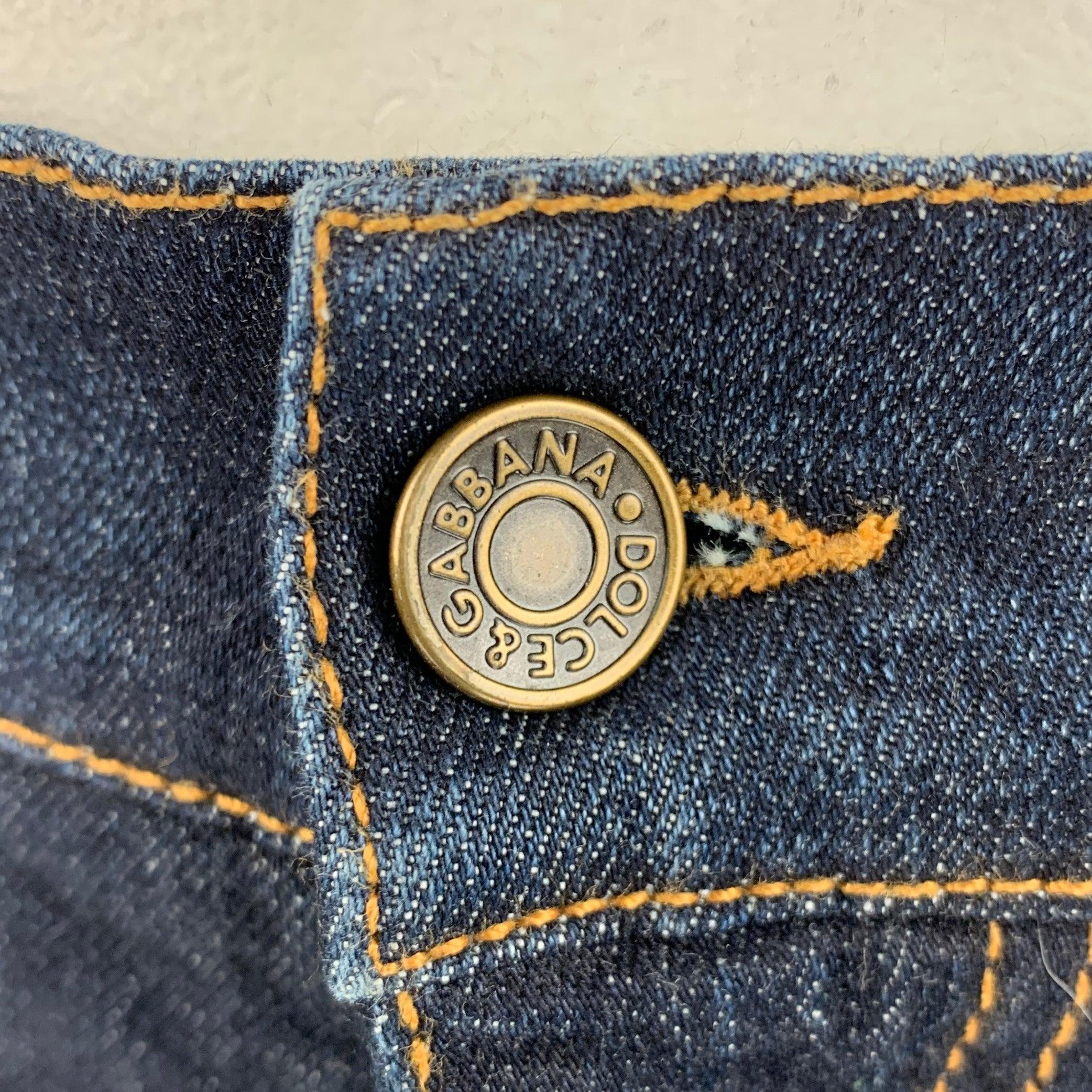 DOLCE & GABBANA jeans
in a stretchy indigo cotton blend denim featuring a low rise style, yellow contrast stitching,five pockets, and zip fly closure. Made in Italy.Very Good Pre-Owned Condition. Minor signs of wear. 

Marked:   52 

Measurements: 
