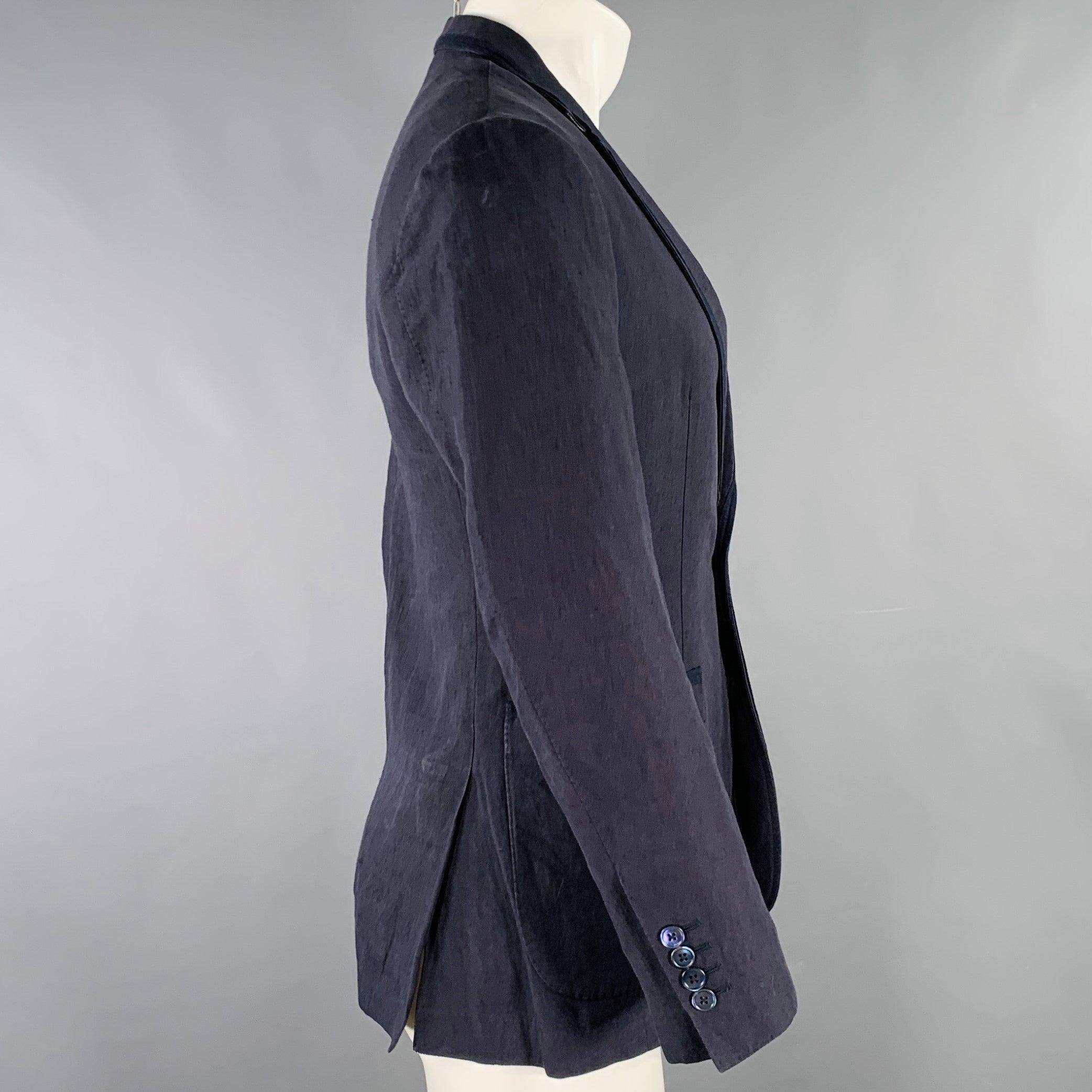 Veste DOLCE & GABBANA
en lin bleu marine, avec un revers échancré, un dos doublement aéré et une fermeture à double bouton. Fabriqué en Italie. Excellent état. 

Marqué :   IT 46 

Mesures : 
 
Épaule : 16.5 pouces Poitrine : 39 pouces Manches :