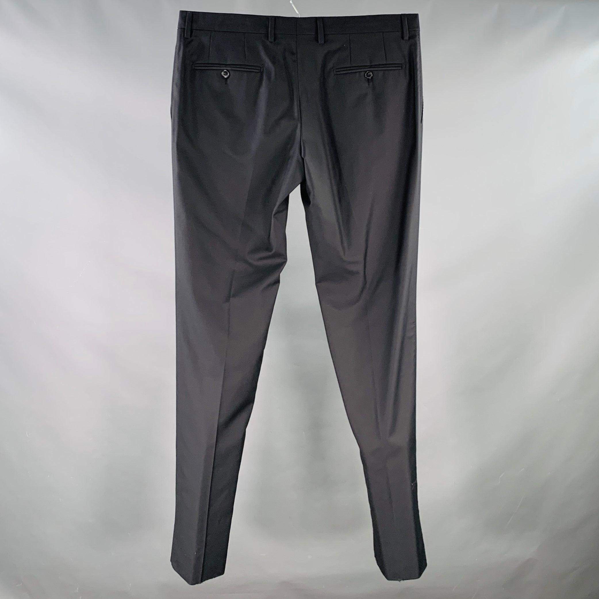 DOLCE & GABBANA Kleid Hose
aus marineblauem Woll-Seidenstoff mit spitz zulaufendem Bein, flacher Vorderseite und Hosenschlitz mit Reißverschluss. Hergestellt in Italien. Der Saum wurde unbearbeitet gelassen, damit er perfekt sitzt.New without Tags.