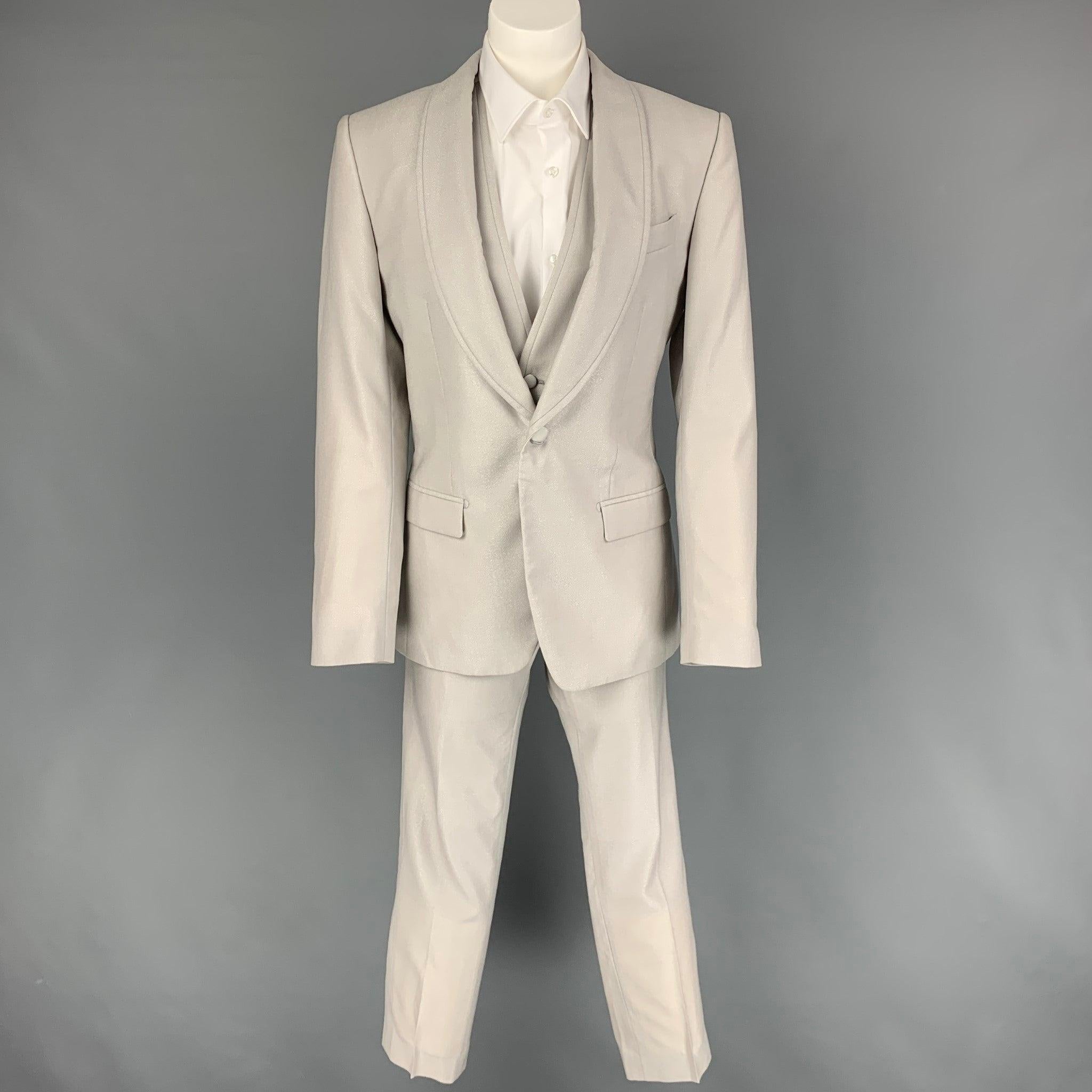 DOLCE & GABBANA 3 pièces
Le costume est en laine/soie grise avec une doublure complète et comprend un simple boutonnage,
 Manteau de sport à un bouton, col châle, gilet assorti et pantalon à devant plat. Fabriquées en Italie. Très bon état