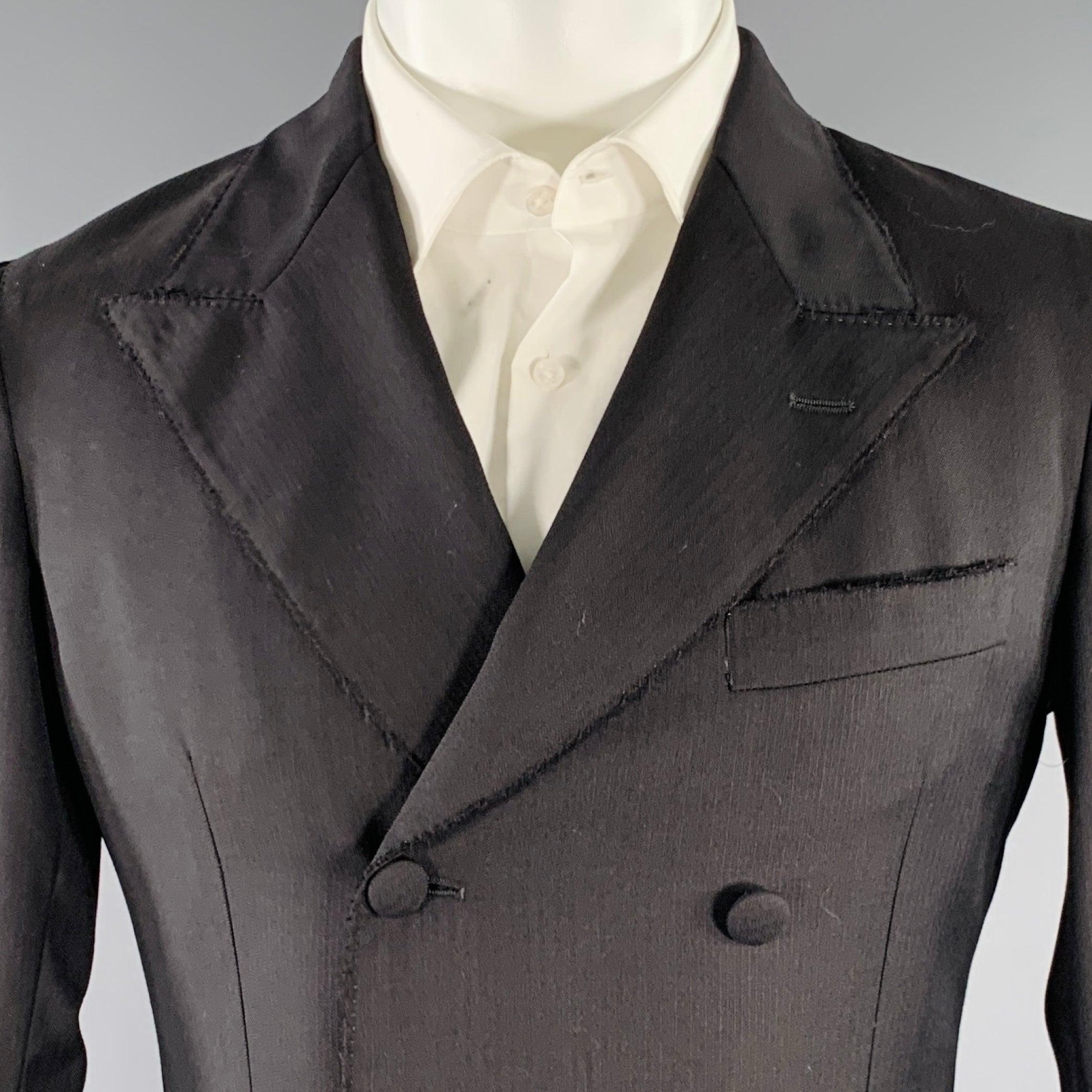 Abrigo sport DOLCE & GABBANA de lana negra con forro completo, solapa de pico, bolsillos abiertos y cierre con botones de doble botonadura. Fabricado en Italia.Excelente estado de conservación. 

Marcado:   IT 48 

Medidas: 
 
Hombro: 16,5 pulgadas 