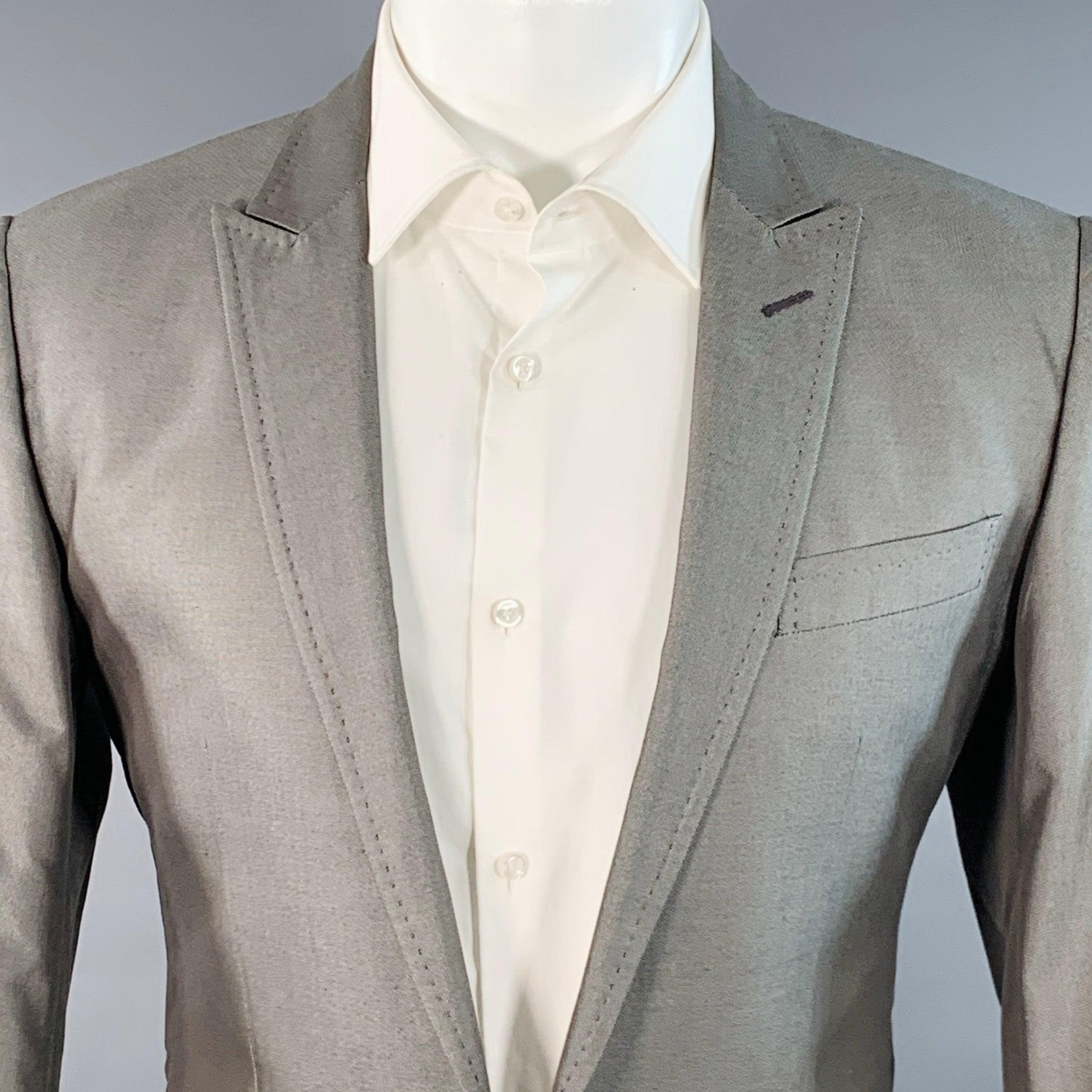 DOLCE & GABBANA
Sportmantel aus grauem Wollstoff mit Spitzrevers, Rückenschlitz und Knopfverschluss. Made in Italy. sehr guter gebrauchter Zustand. Kleiner Fleck auf dem Ärmel. 

Markiert:   IT 48 

Abmessungen: 
 
Schultern: 17 Zoll Brust: 38 Zoll