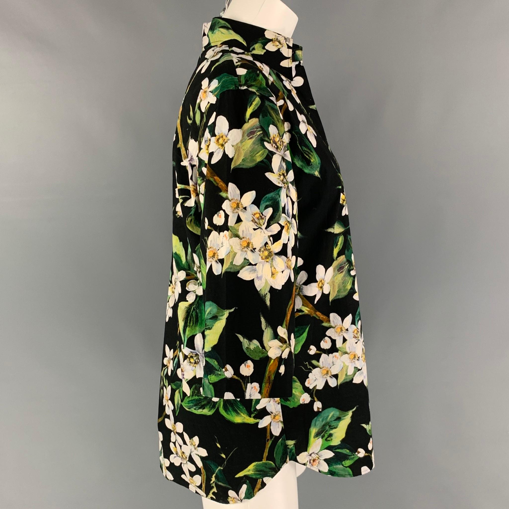 DOLCE & GABBANA shirt comes in a black & green floral cotton featuring 3/4 sleeve, pointed collar, and a hidden placket closure. Made in Italy. 

Very Good Pre-Owned Condition.
Marked: 40

Measurements:

Shoulder: 17 in.
Bust: 38 in.
Sleeve: 15