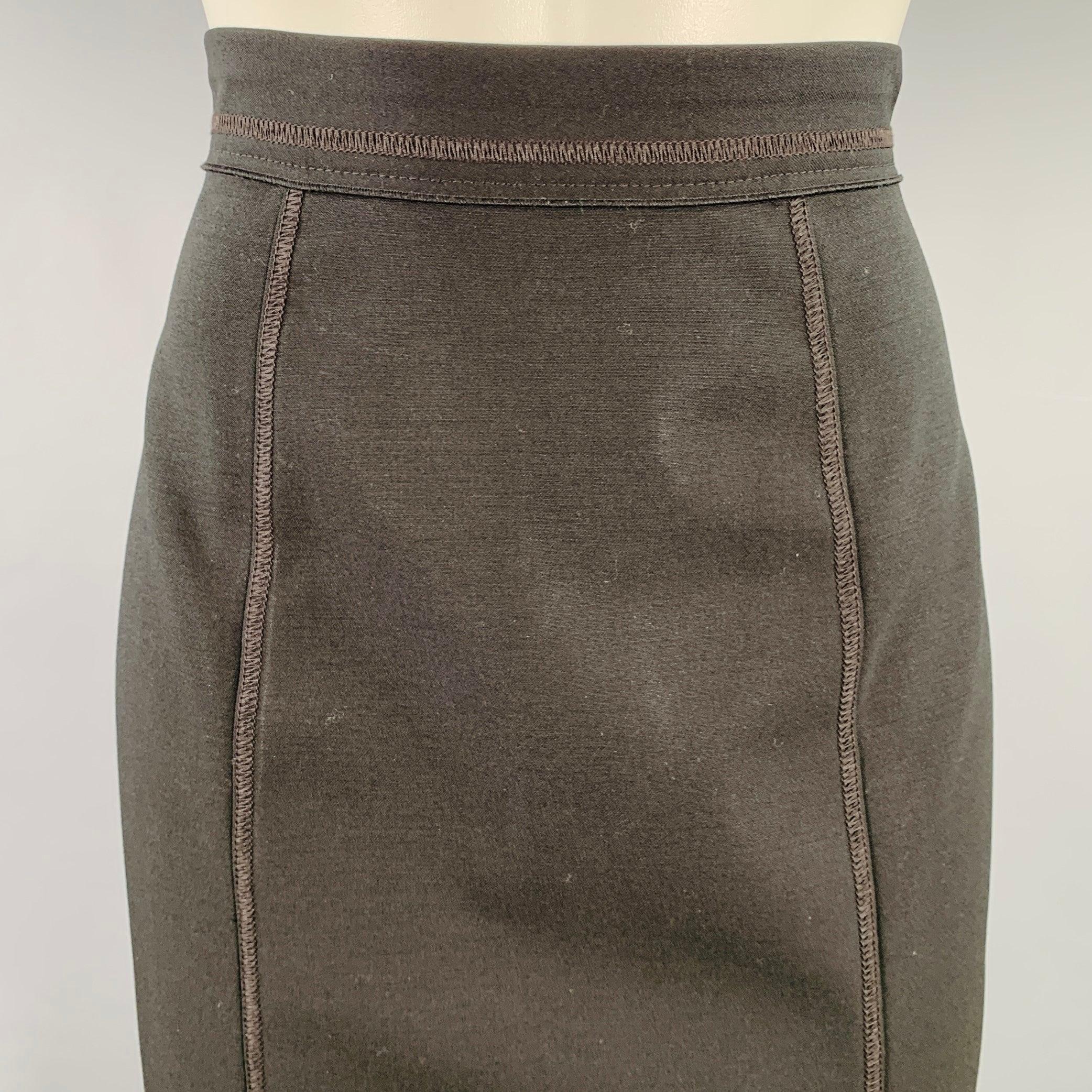 Jupe DOLCE & GABBANA
en laine vierge noire mélangée extensible, avec un style crayon, des coutures inversées et une fermeture à glissière au dos. Fabriqué en Italie. Excellent état. 

Marqué :   IT 40 

Mesures : 
  Taille : 27 pouces Hanche : 33