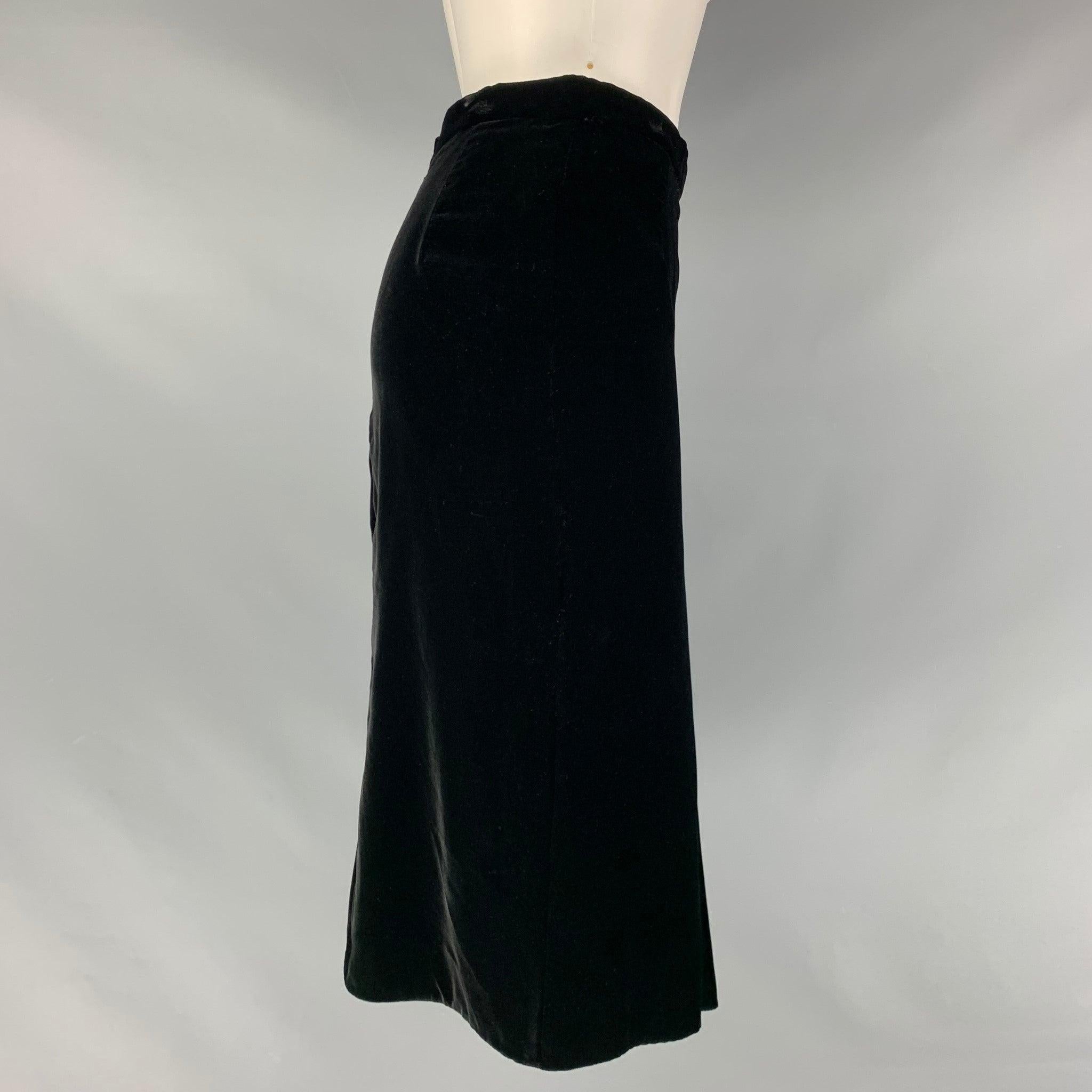 DOLCE & GABBANA pleated skirt comes in a black velvet featuring a button at back and a center back invisible closure. Excellent Pre-Owned Condition. 

Marked:   40 

Measurements: 
  Waist: 27 inches Hip: 34 inches Length: 25.5 inches  

  
  
