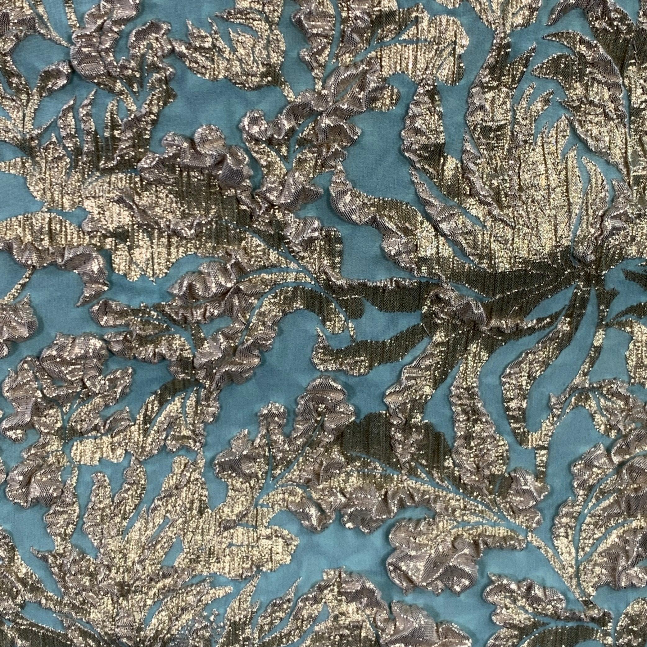 Jupe DOLCE & GABBANA en jacquard de soie mélangée verte et dorée à motif fleur de lys, style crayon et fermeture à glissière au dos. Fabriqué en Italie. Excellent état. 

Marqué :   IT 40 

Mesures : 
  Taille : 30 pouces Hanche : 36 pouces Longueur