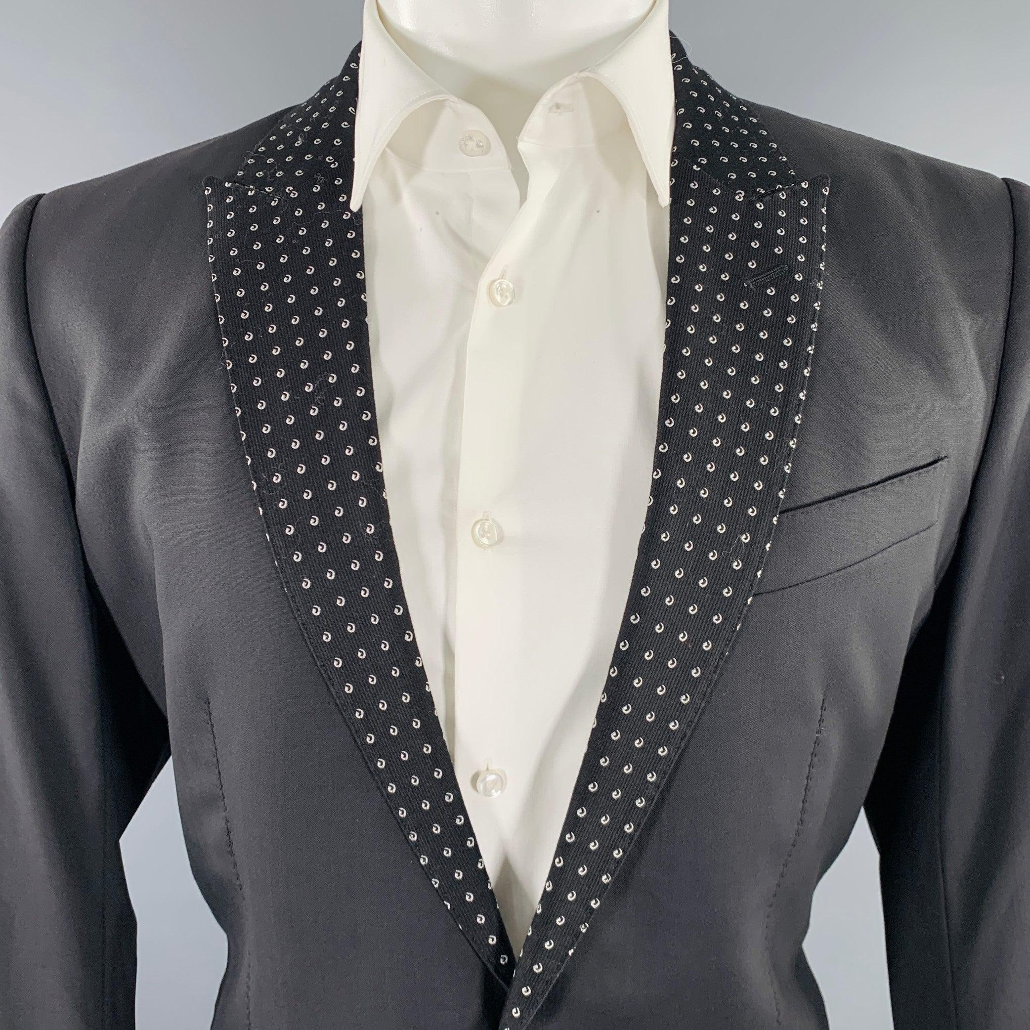 Cappotto sportivo DOLCE & GABBANA MARTINI
in lana vergine nera, con risvolto a pois e tasche in tinta, spacco posteriore singolo e chiusura a due bottoni. Made in Italy.Ottime condizioni di usato. Piccolo segno sul retro della manica sinistra.