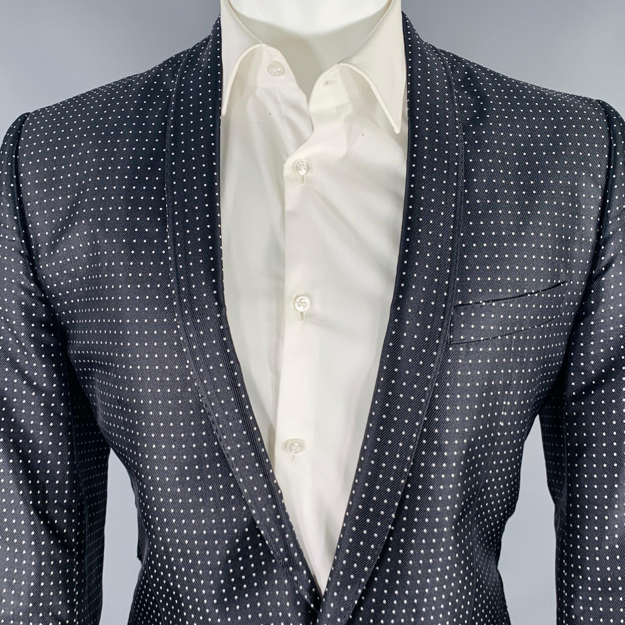 DOLCE & GABBANA sort coat
in a black and white silk fabric featuring a polka dot pattern, shawl collar, single vented back, and single button closure. Made in Italy.Excellent Pre-Owned Condition. 

Marked:   IT 50 

Measurements: 
 
Shoulder: 17