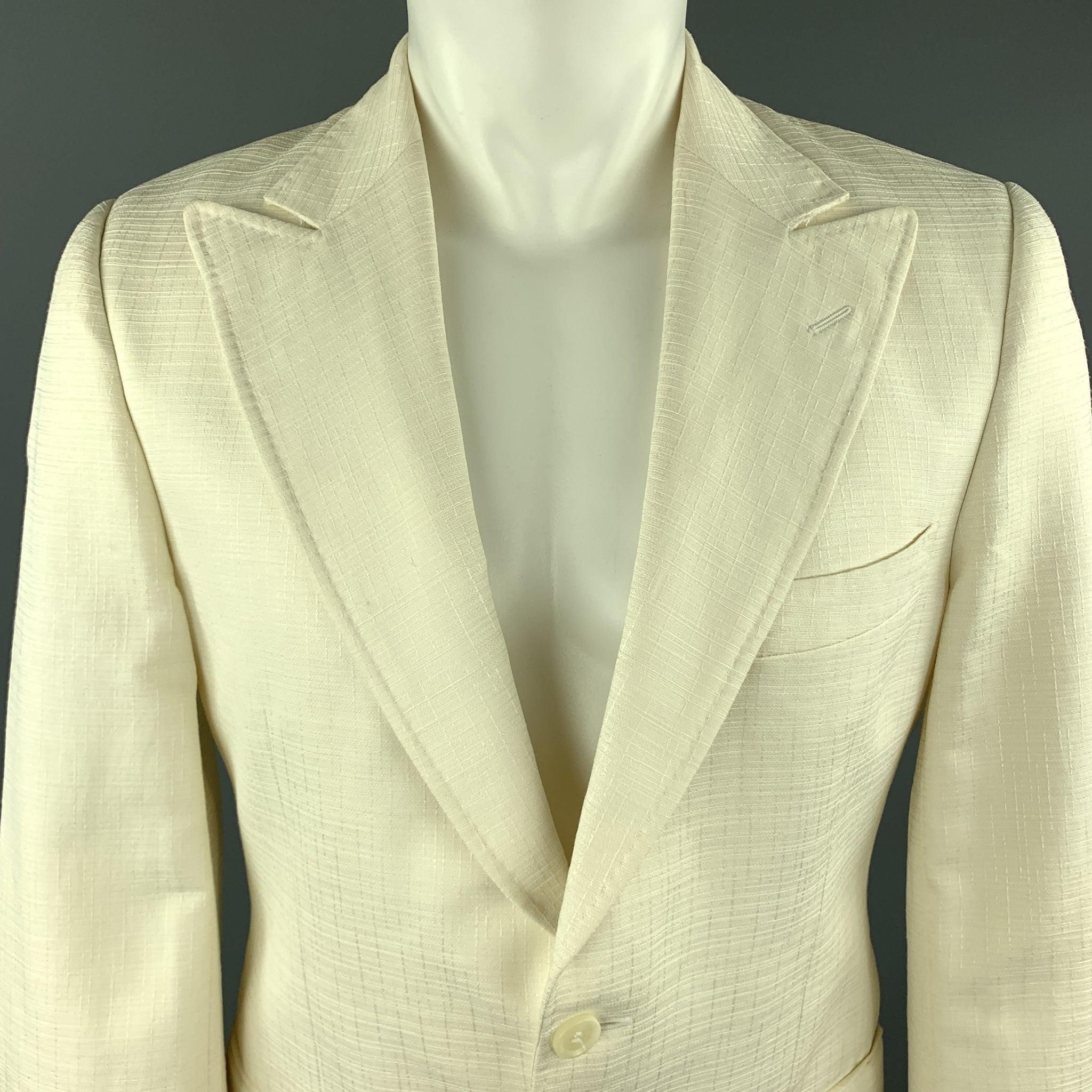 DOLCE & GABBANA
sport coat comes in textured cotton silk blend with a peak lapel, single breasted, two button front, and flap pockets. Made in italy.Very Good Pre-Owned Condition.
 

Marked:   IT 50 

Measurements: 
 
Shoulder: 17 inches Chest:
41